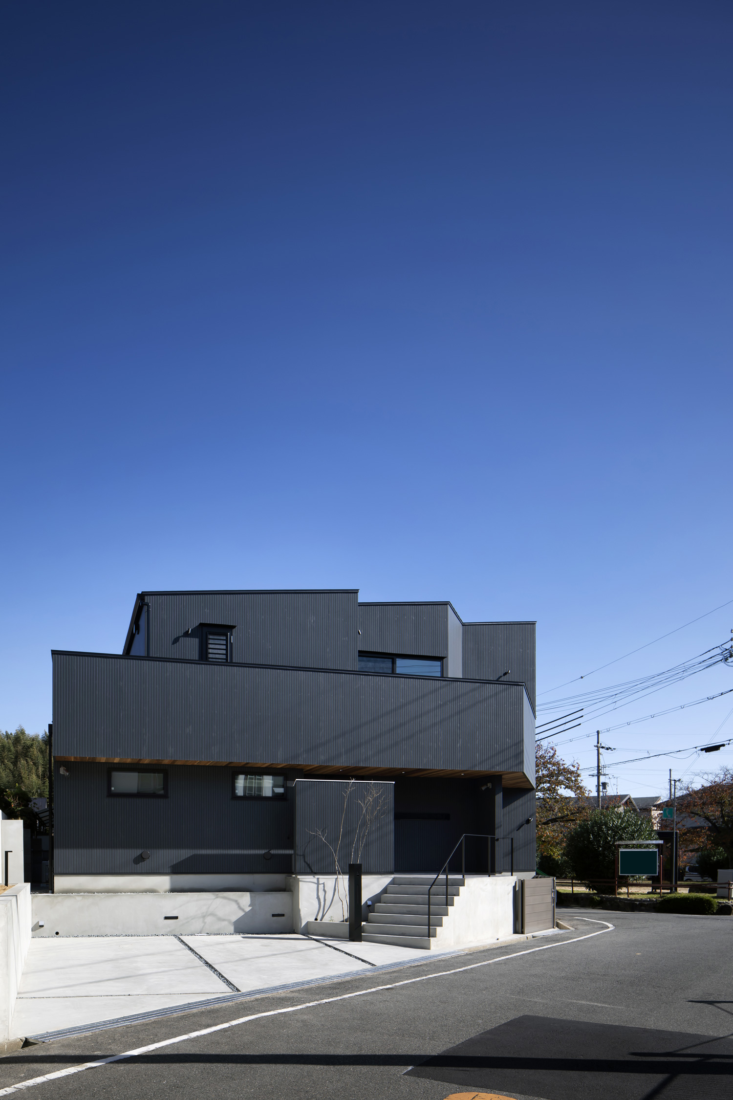 角地に建てられた、黒い外壁の住宅・デザイン住宅 注文住宅・デザイン住宅建築実例_『CASE657 La scene』_外観