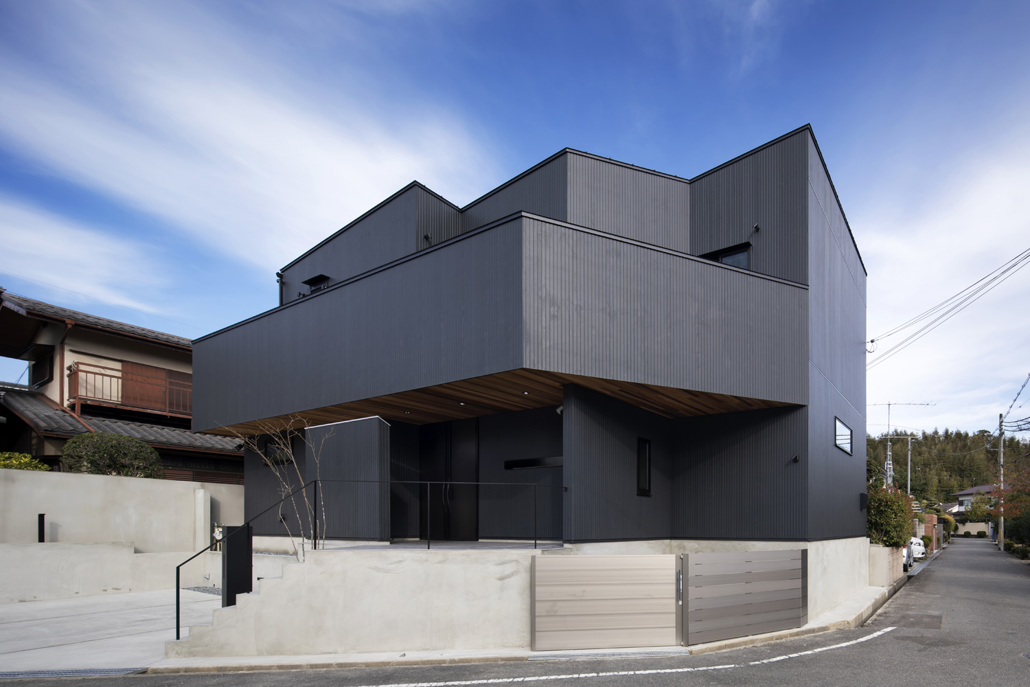 角地に建つ、黒い外壁で、木の軒天井がある住宅・デザイン住宅 注文住宅・デザイン住宅建築実例_『CASE657 La scene』_外観