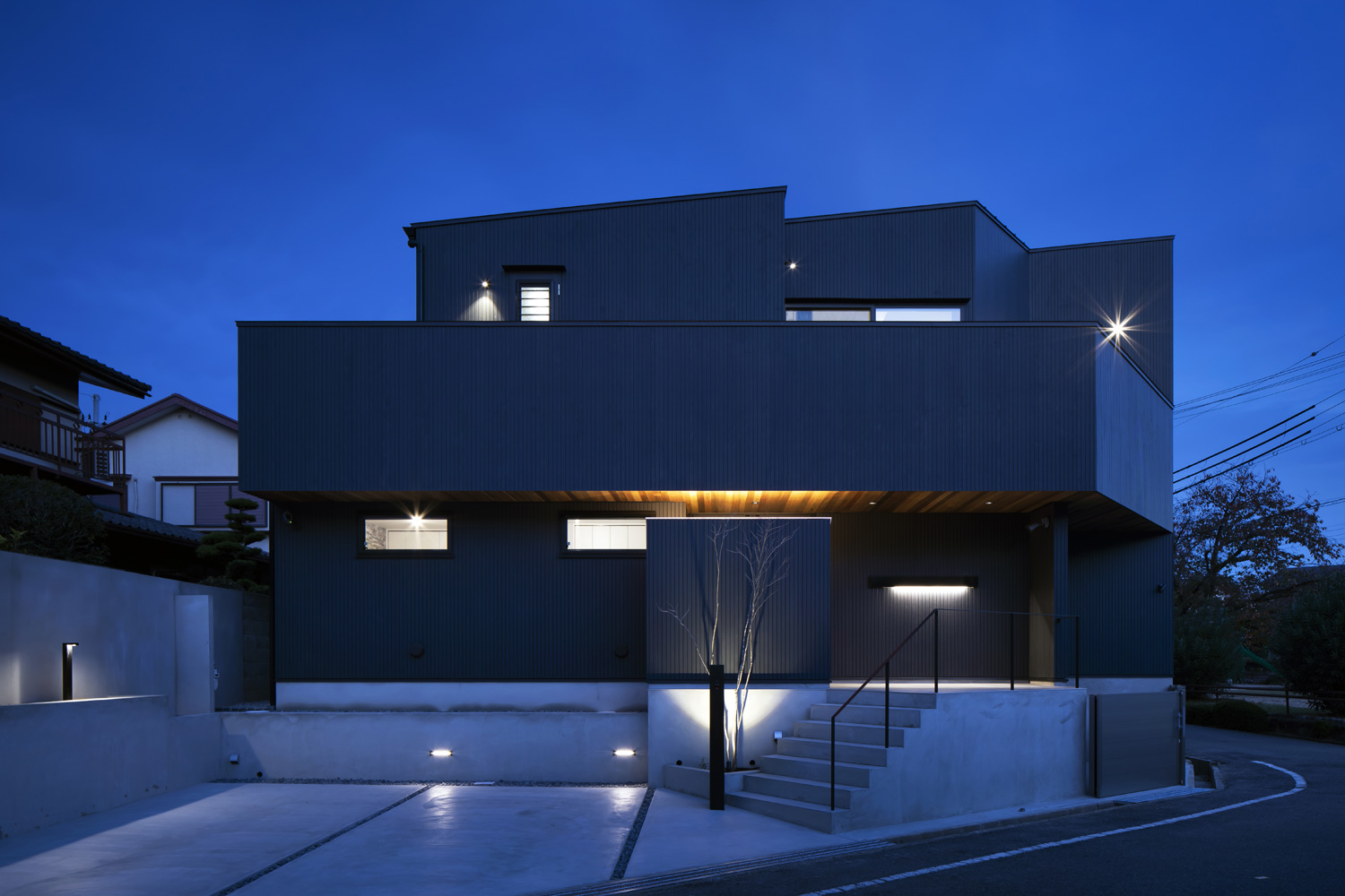 駐車場と玄関ポーチが照らされた黒い外壁の住宅・デザイン住宅 注文住宅・デザイン住宅建築実例_『CASE657 La scene』_外観