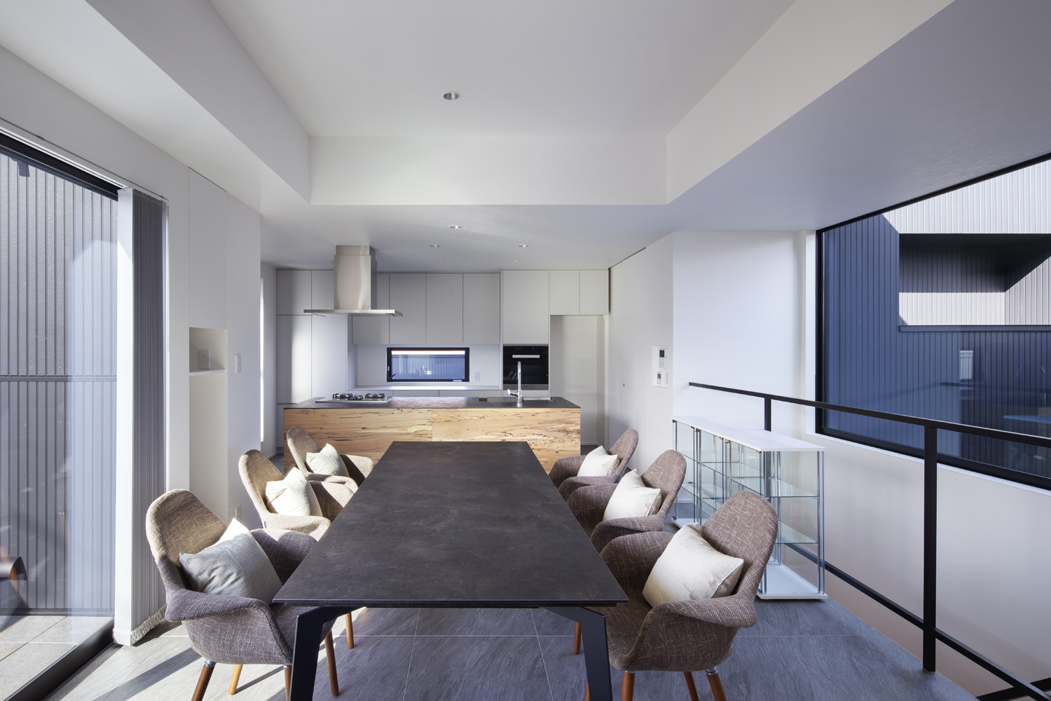 木を使ったアイランドキッチンの前に六人掛けのダイニングテーブルが置かれたLDK・デザイン住宅 注文住宅・デザイン住宅建築実例_『CASE657 La scene』_LDK