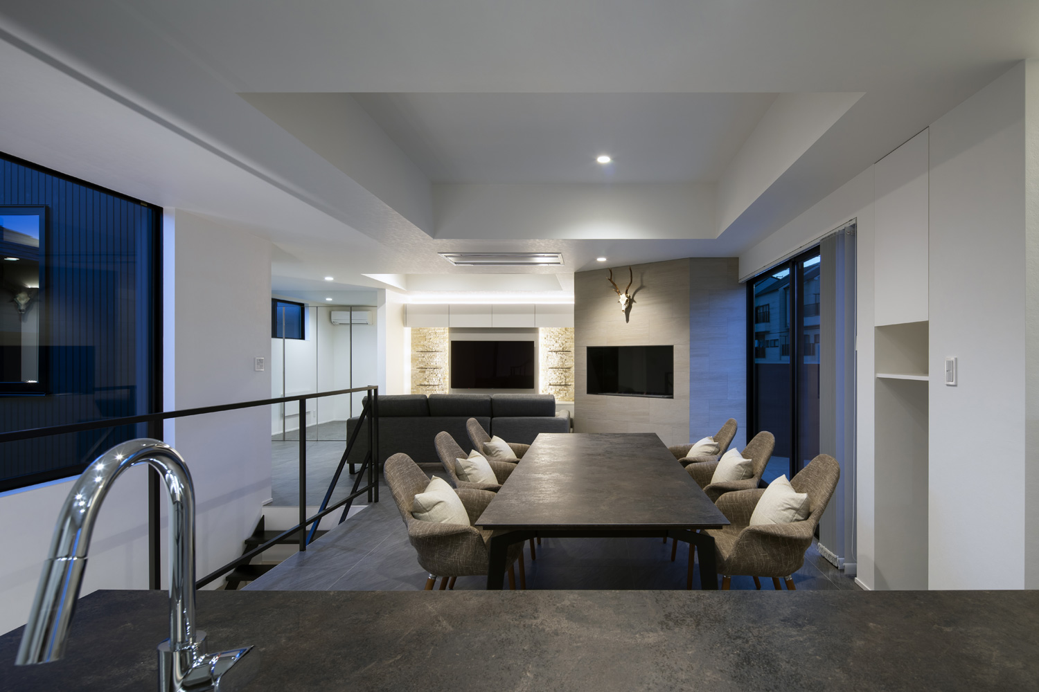 ダイニングテーブルが置かれた場所の天井が高くなっている様子・デザイン住宅 注文住宅・デザイン住宅建築実例_『CASE657 La scene』_LDK