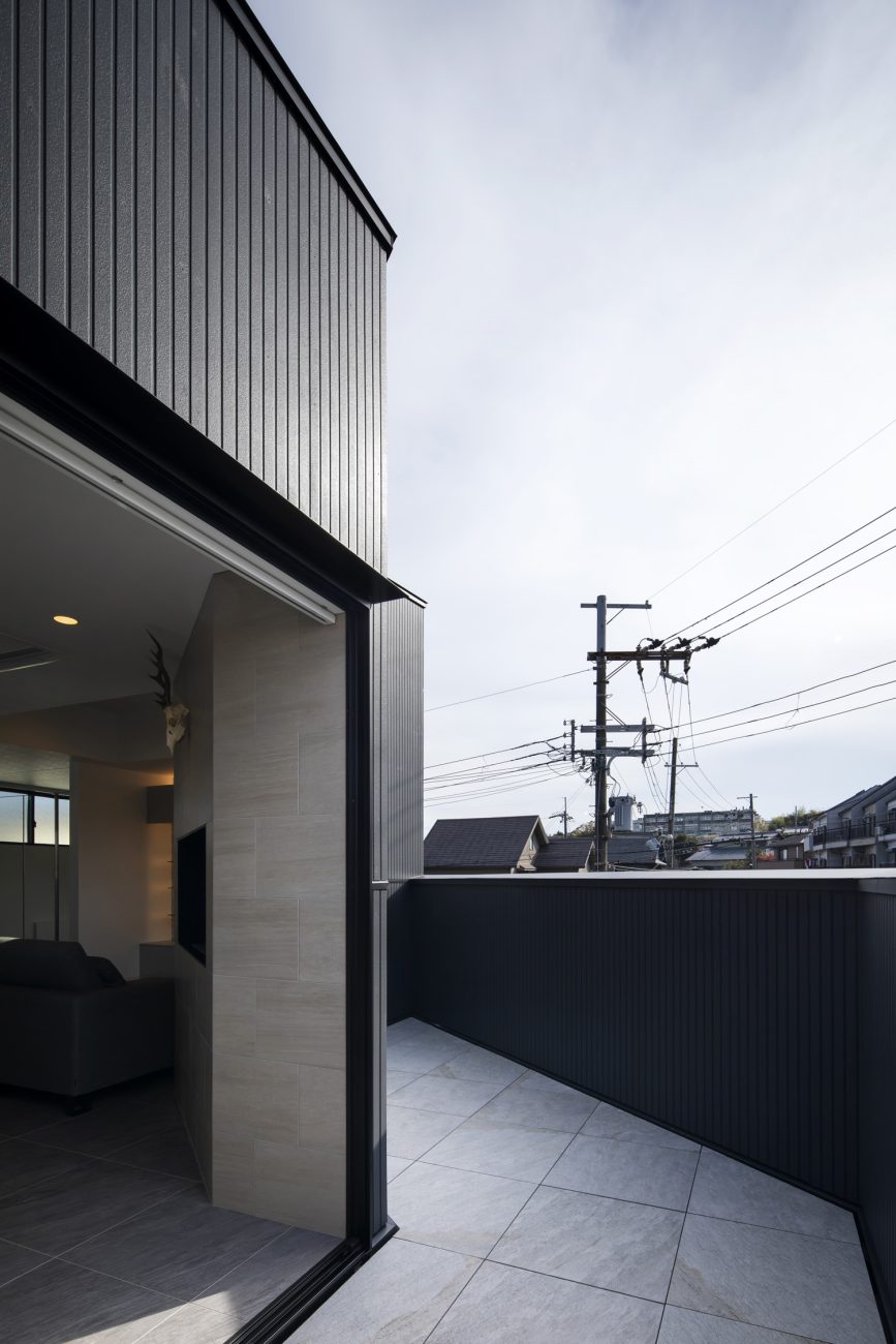 リビングとフラットに繋がる、白いタイル張りのバルコニー・デザイン住宅 注文住宅・デザイン住宅建築実例_『CASE657 La scene』_テラス・バルコニー
