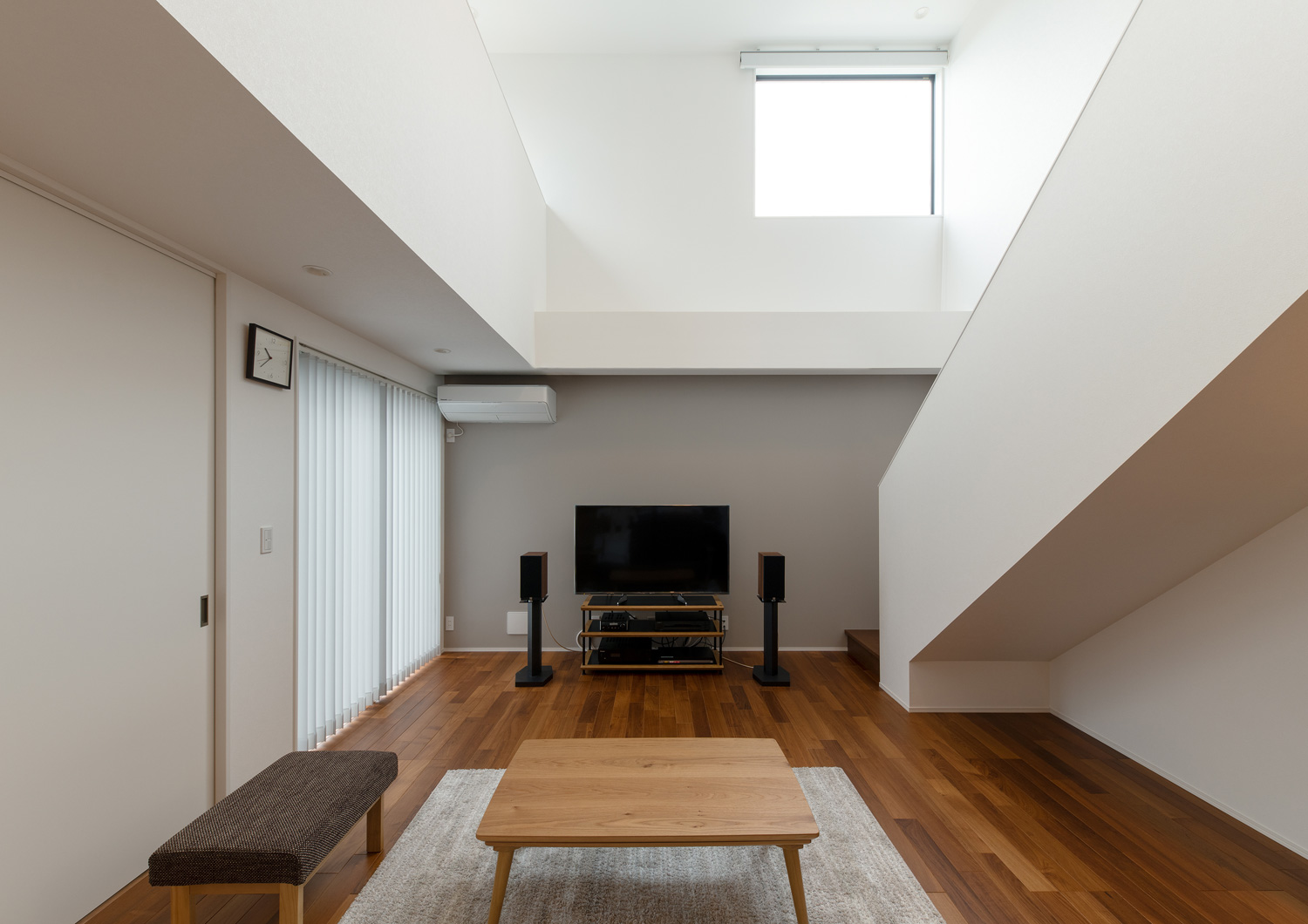 白い壁で、木のインテリアを中心とした吹き抜けのあるLDK・デザイン住宅 注文住宅・デザイン住宅建築実例_『CASE658 connecting terminal』_LDK