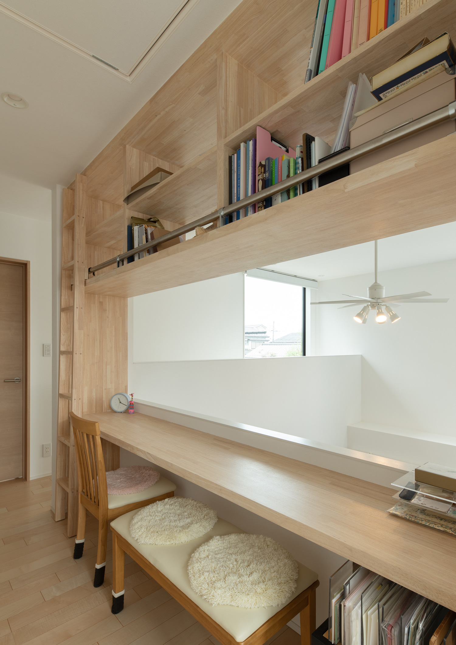 吹き抜けに面して、木の本棚とデスクを設けた空間・デザイン住宅 注文住宅・デザイン住宅建築実例_『CASE658 connecting terminal』_書斎