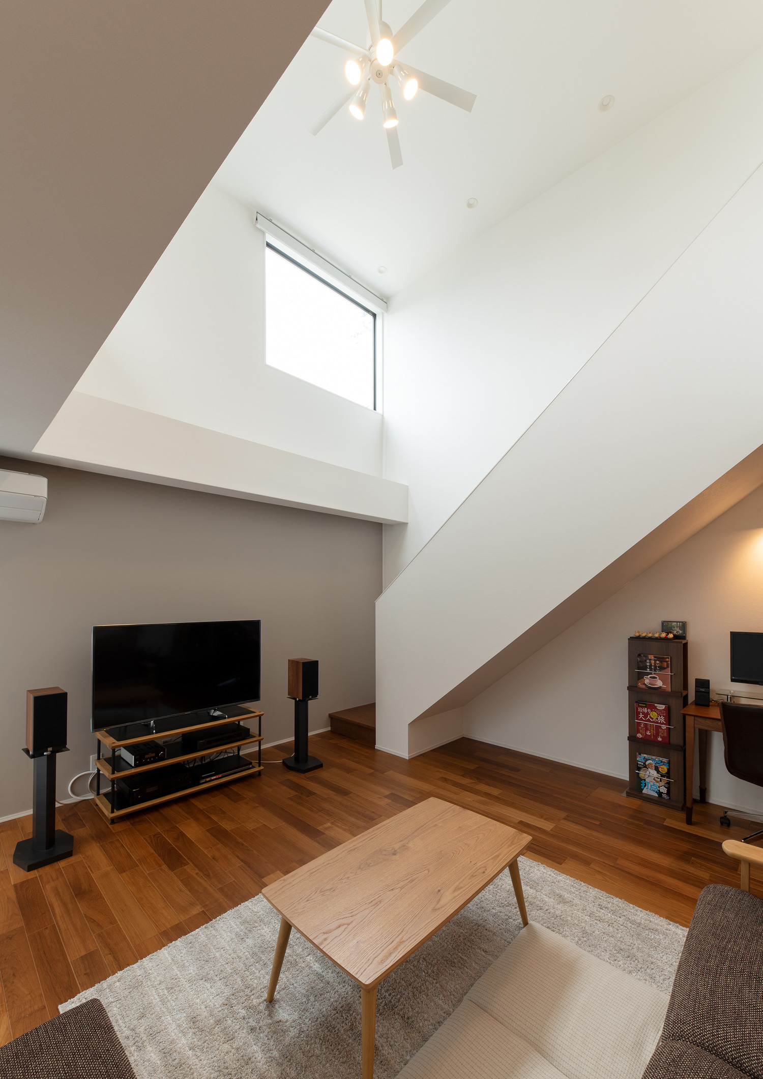 吹き抜けの上部に窓を設けたLDK・デザイン住宅 注文住宅・デザイン住宅建築実例_『CASE658 connecting terminal』_LDK