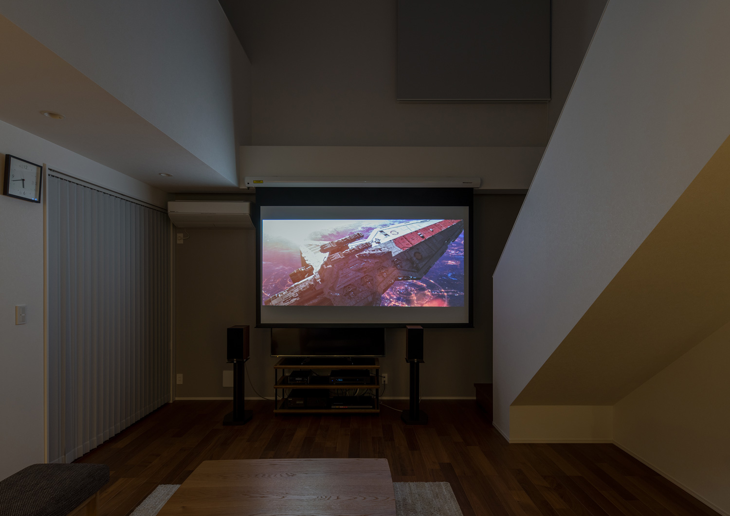 ロールスクリーンに映像が投影できる吹き抜けのLDK・デザイン住宅 注文住宅・デザイン住宅建築実例_『CASE658 connecting terminal』_LDK