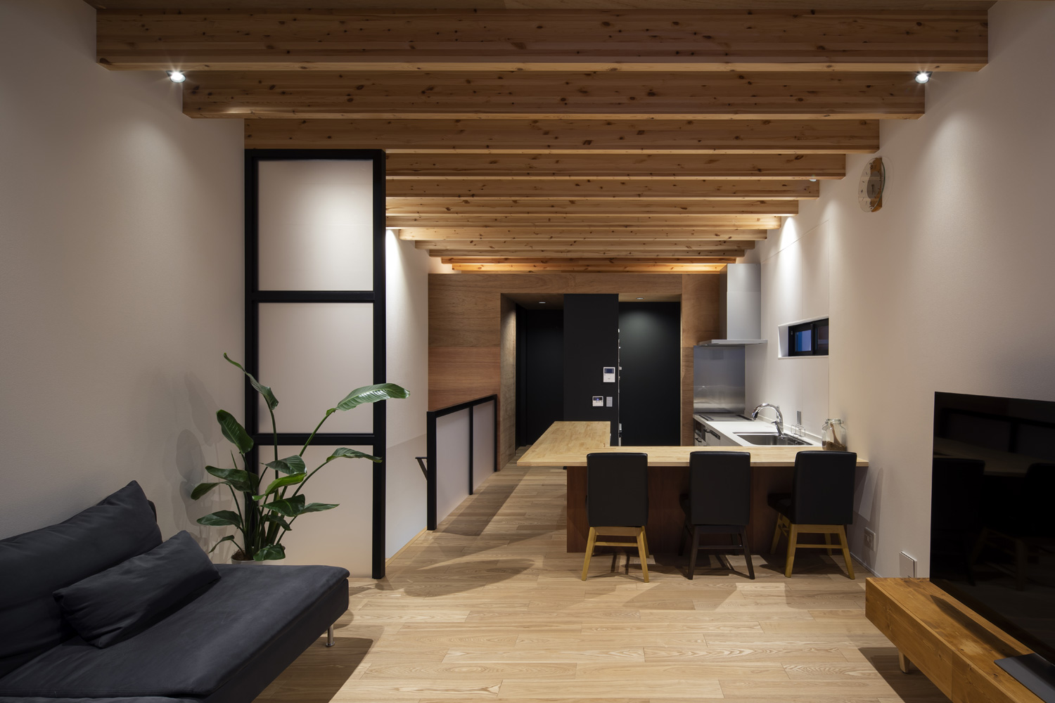 間接照明が取り付けられた梁見せ天井のLDK・デザイン住宅 注文住宅・デザイン住宅建築実例_『CASE659 un cube』_LDK