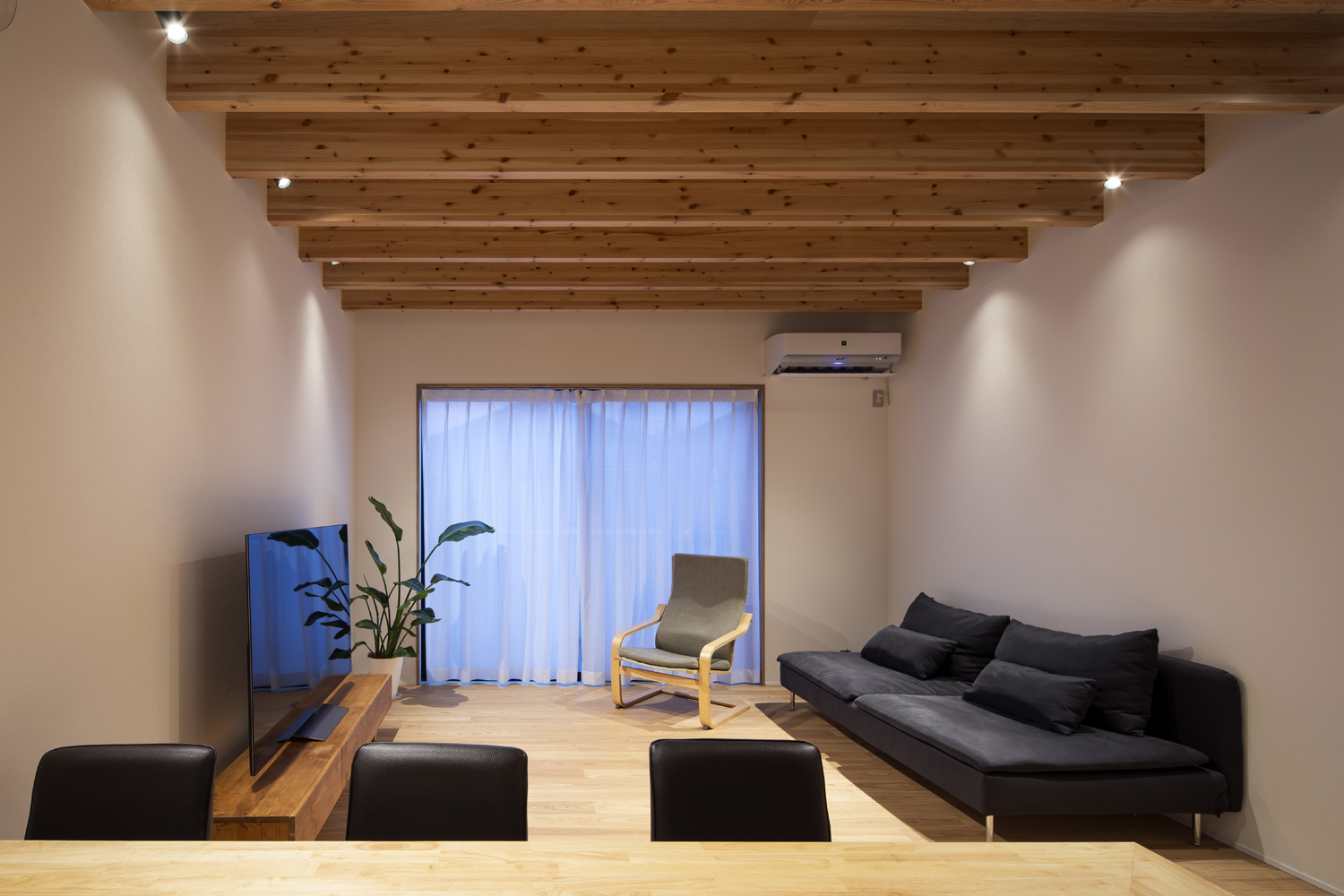 天井付近の壁にスポットライトが取り付けられた梁見せ天井のLDK・デザイン住宅 注文住宅・デザイン住宅建築実例_『CASE659 un cube』_LDK