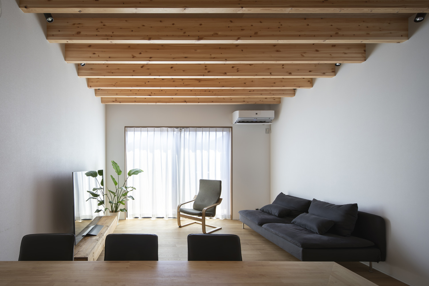 大きな窓がある木材のインテリアを中心とした梁見せ天井のLDK・デザイン住宅 注文住宅・デザイン住宅建築実例_『CASE659 un cube』_LDK