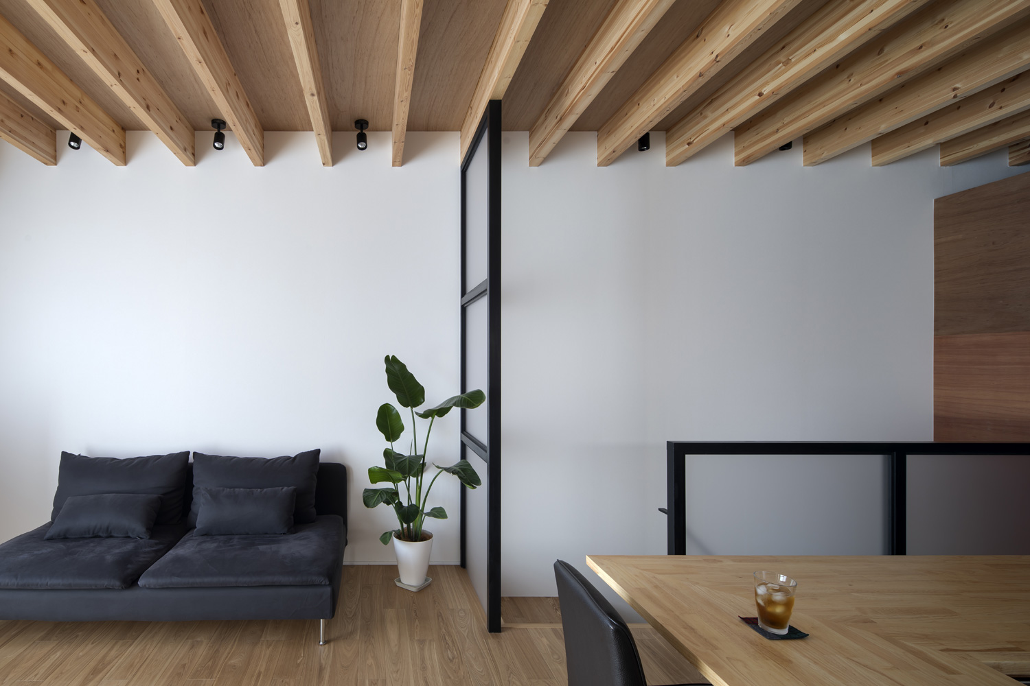 すりガラスの壁を設けた、木材のインテリアを中心とした、梁見せ天井のLDK・デザイン住宅 注文住宅・デザイン住宅建築実例_『CASE659 un cube』_LDK