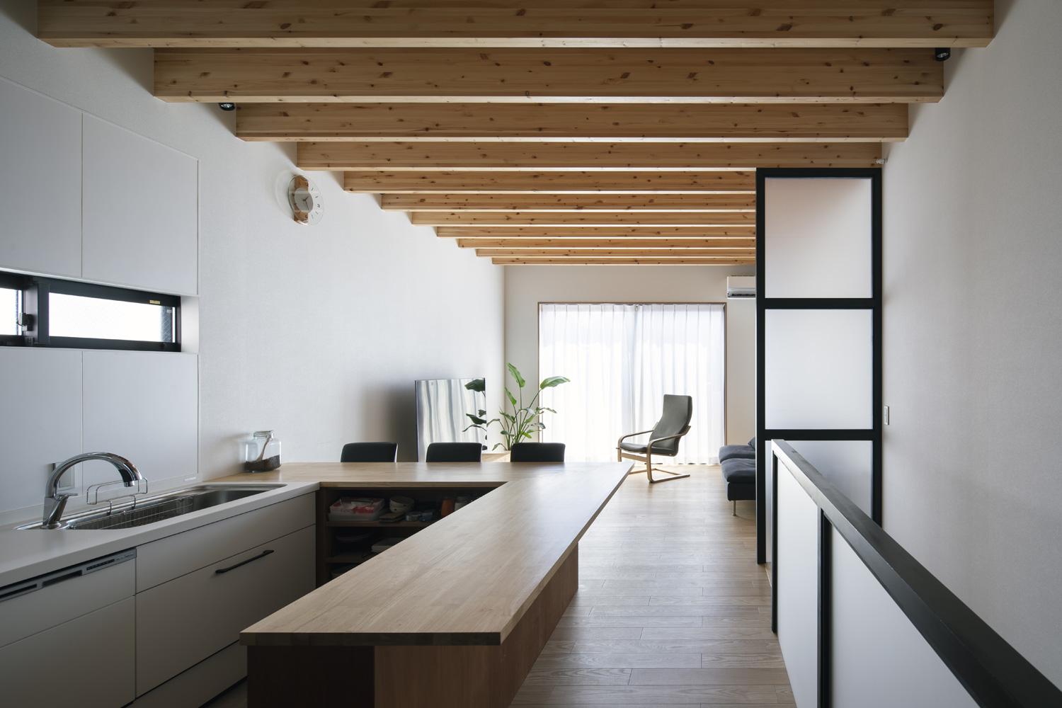 キッチンを囲むような木のカウンターがあるLDK・デザイン住宅 注文住宅・デザイン住宅建築実例_『CASE659 un cube』_LDK