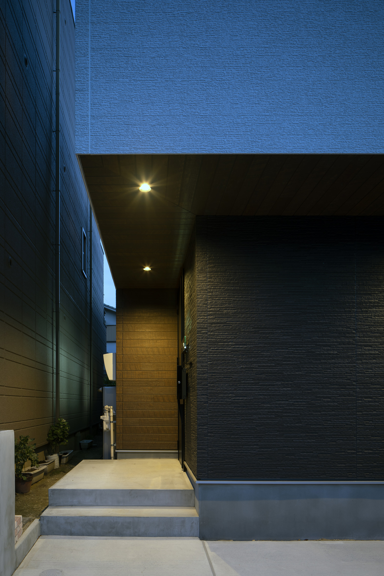 軒天井にダウンライトが取り付けられた玄関アプローチ・デザイン住宅 注文住宅・デザイン住宅建築実例_『CASE659 un cube』_外観