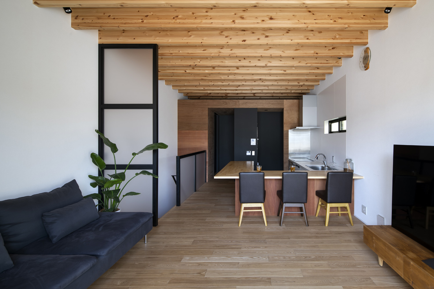 木材のインテリアを中心とした梁見せ天井のLDK・デザイン住宅 注文住宅・デザイン住宅建築実例_『CASE659 un cube』_LDK