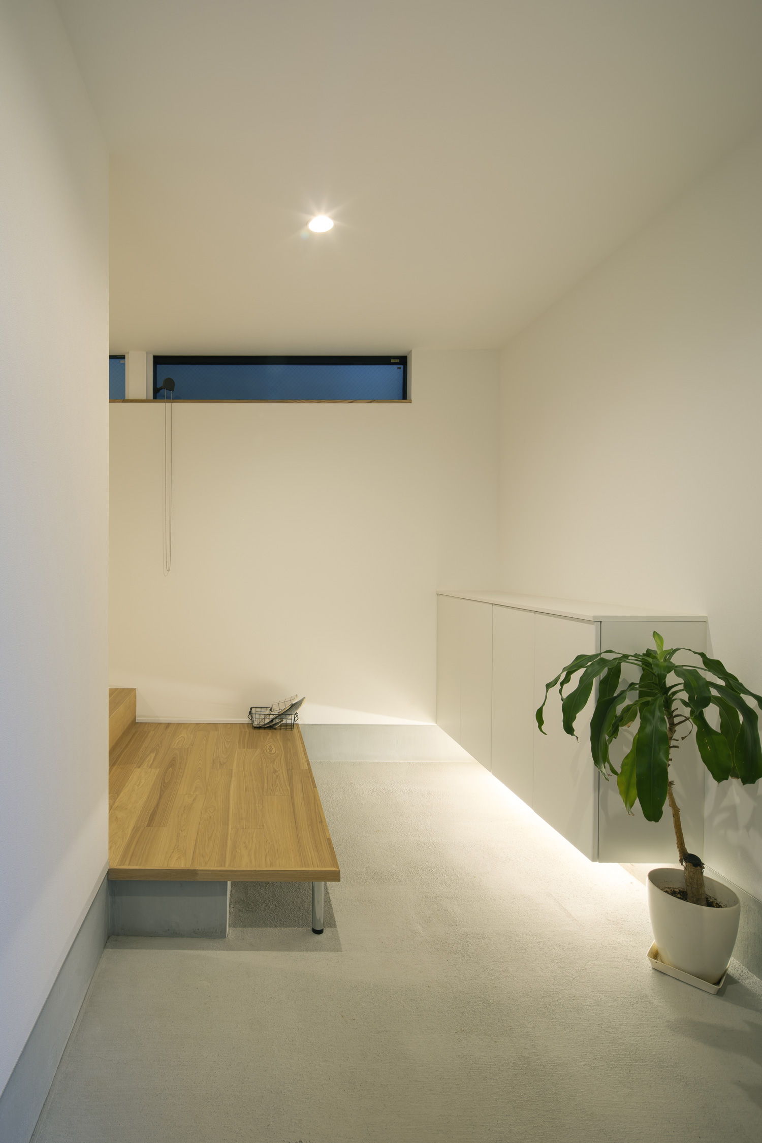 浮いたシューズボックスの下に間接照明を取り付けた、広い土間玄関・デザイン住宅 注文住宅・デザイン住宅建築実例_『CASE659 un cube』_玄関