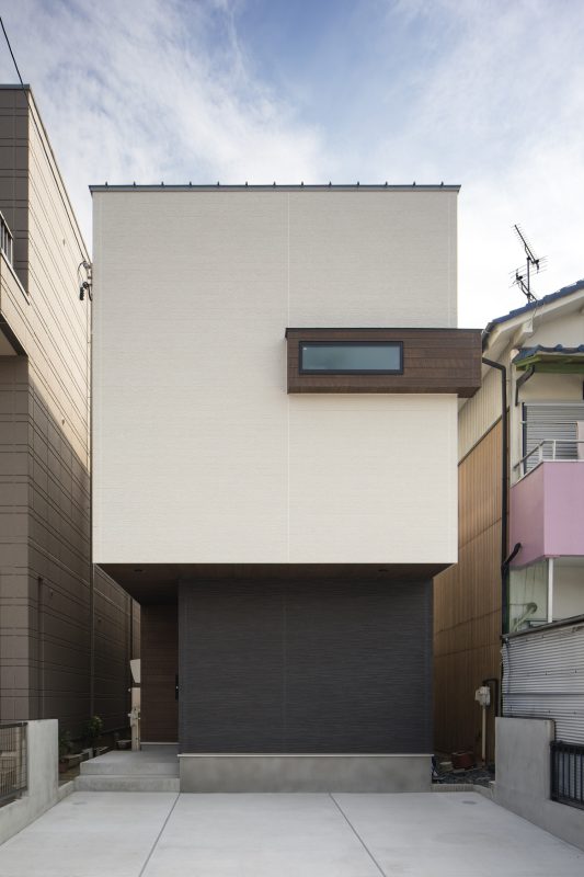 外壁の色を使い分けて奥行き感を出している