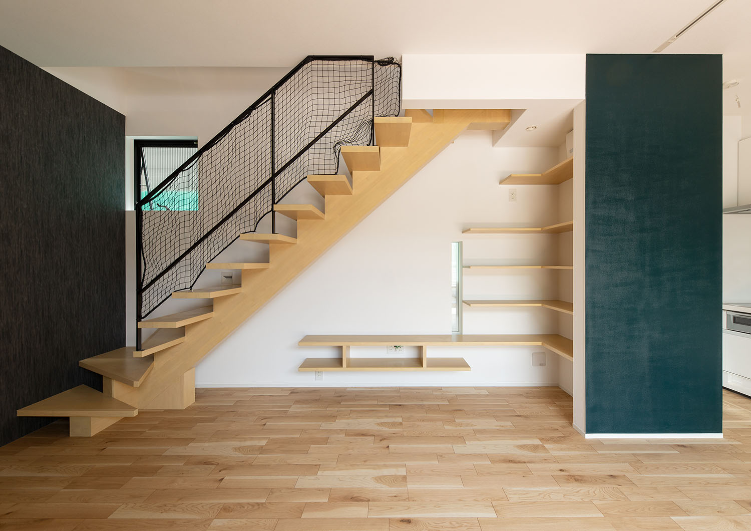 木のリビングイン階段があるフローリングのLDK・デザイン住宅 注文住宅・デザイン住宅建築実例_『CASE660 Marine et grille』_LDK