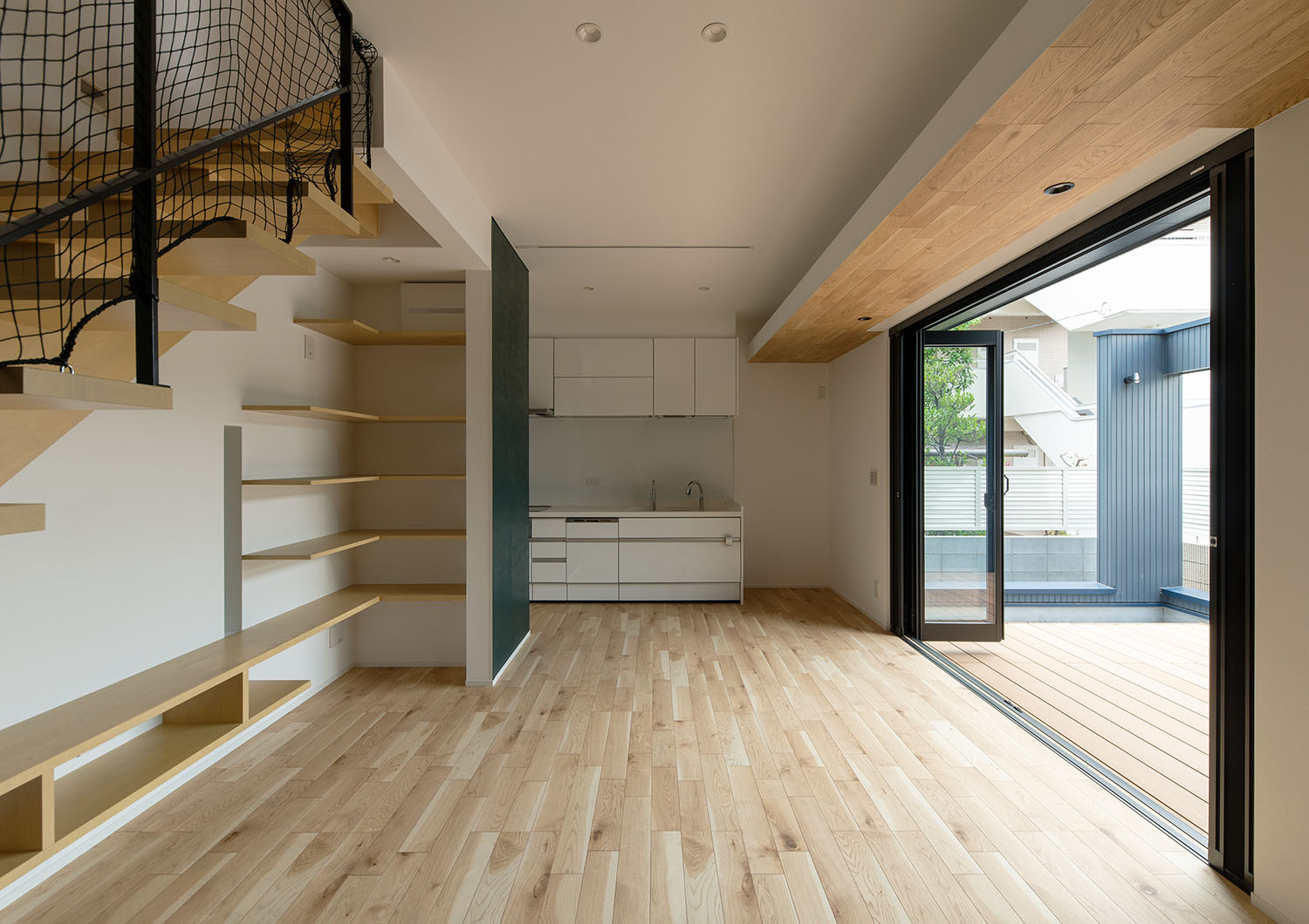 ウッドデッキのテラスと繋がる大きな窓があるフローリングのLDK・デザイン住宅 注文住宅・デザイン住宅建築実例_『CASE660 Marine et grille』_LDK