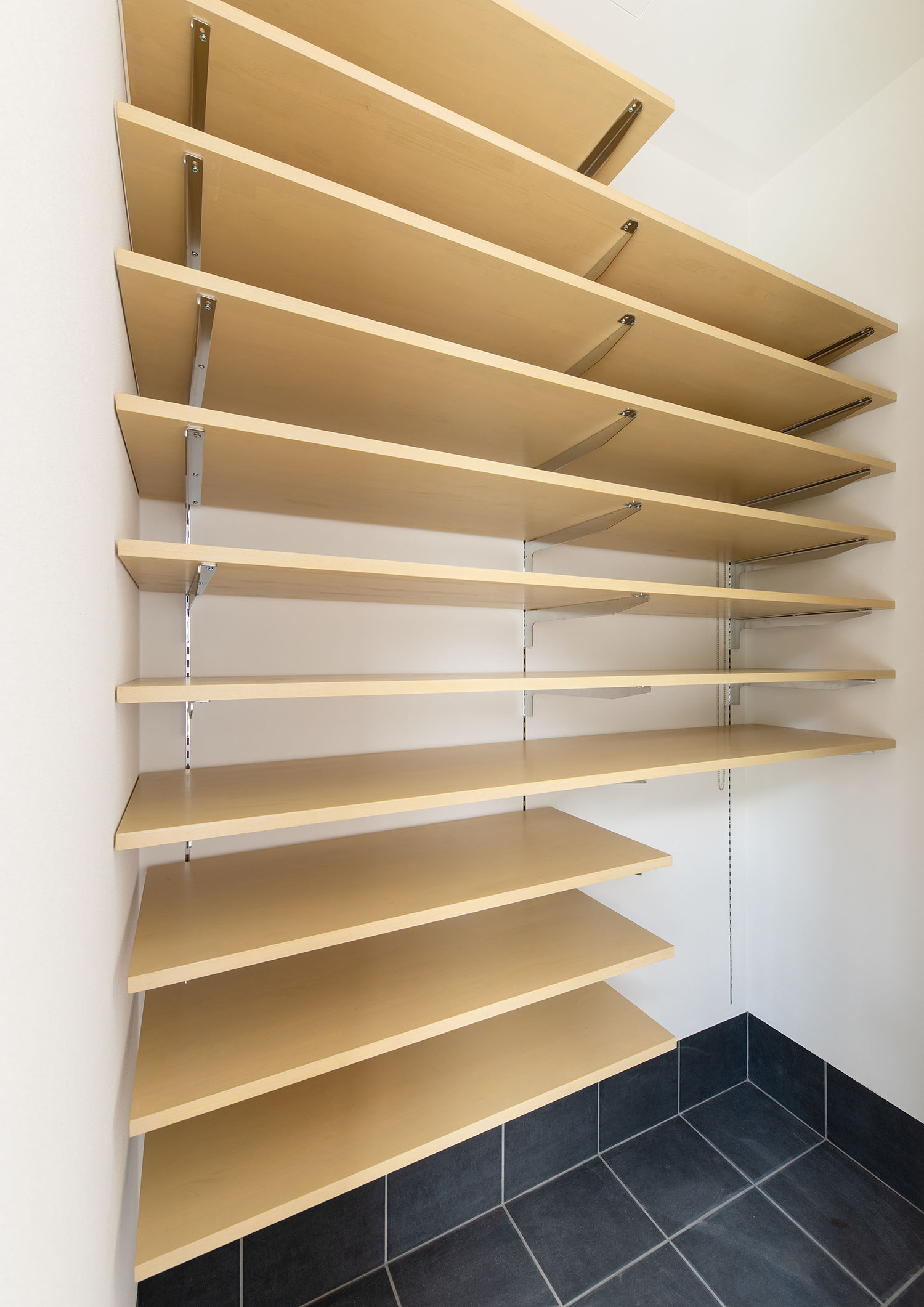 可動棚が壁一面に取り付けられたシューズインクローゼット・デザイン住宅 注文住宅・デザイン住宅建築実例_『CASE660 Marine et grille』_玄関