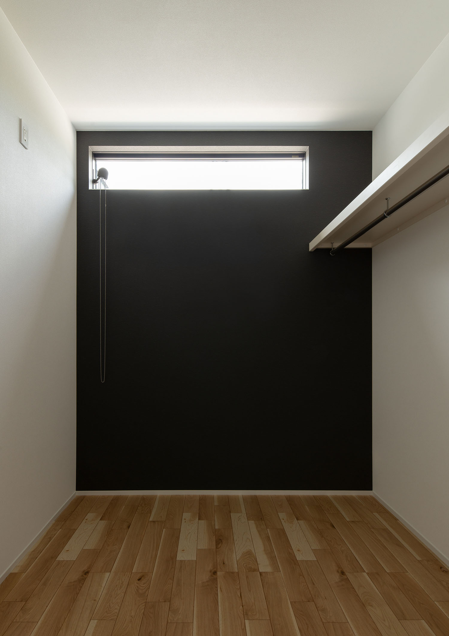 アクセントクロスにスリット窓が取り付けられたウォークインクローゼット・デザイン住宅 注文住宅・デザイン住宅建築実例_『CASE660 Marine et grille』_寝室