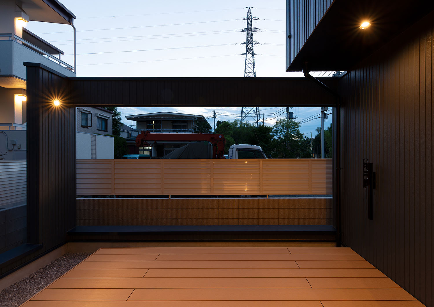 壁や天井にダウンライトが取り付けられているウッドデッキのテラス・デザイン住宅 注文住宅・デザイン住宅建築実例_『CASE660 Marine et grille』_テラス・バルコニー