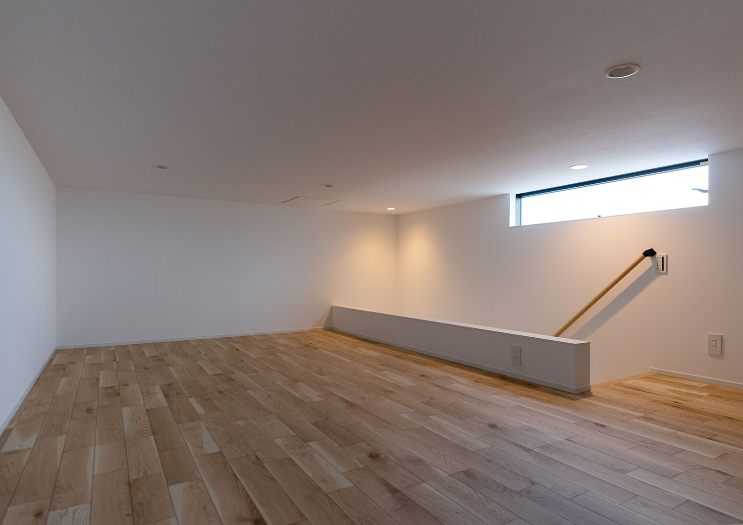 スリット窓があるフローリングのロフト・デザイン住宅 注文住宅・デザイン住宅建築実例_『CASE660 Marine et grille』_フリースペース