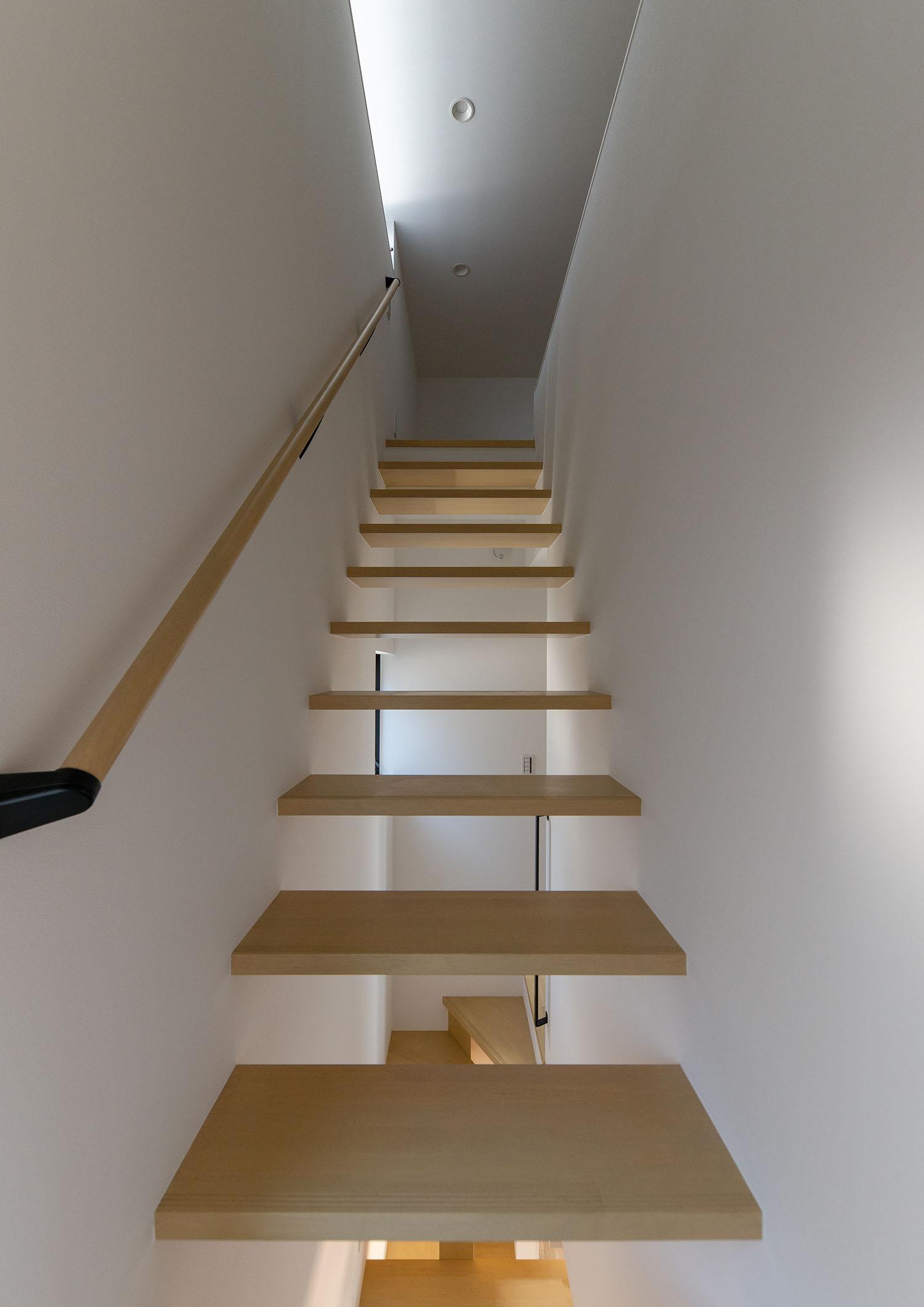 白い壁に挟まれた、木のスケルトン階段・デザイン住宅 注文住宅・デザイン住宅建築実例_『CASE660 Marine et grille』_階段