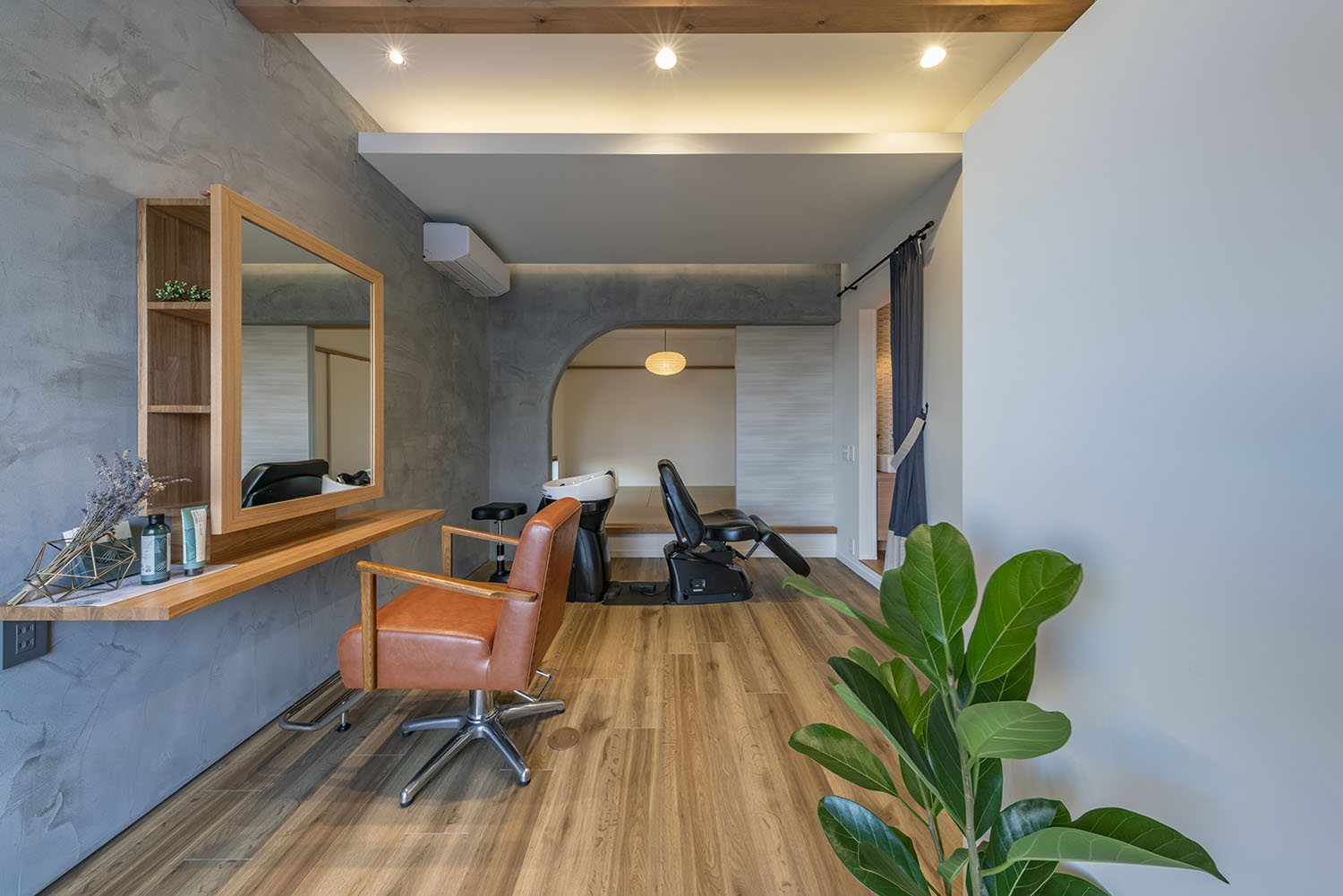 コンクリートの壁に木のインテリアを使用した美容室・デザイン住宅 注文住宅・デザイン住宅建築実例_『CASE661 環(めぐる)いえ』_美容室