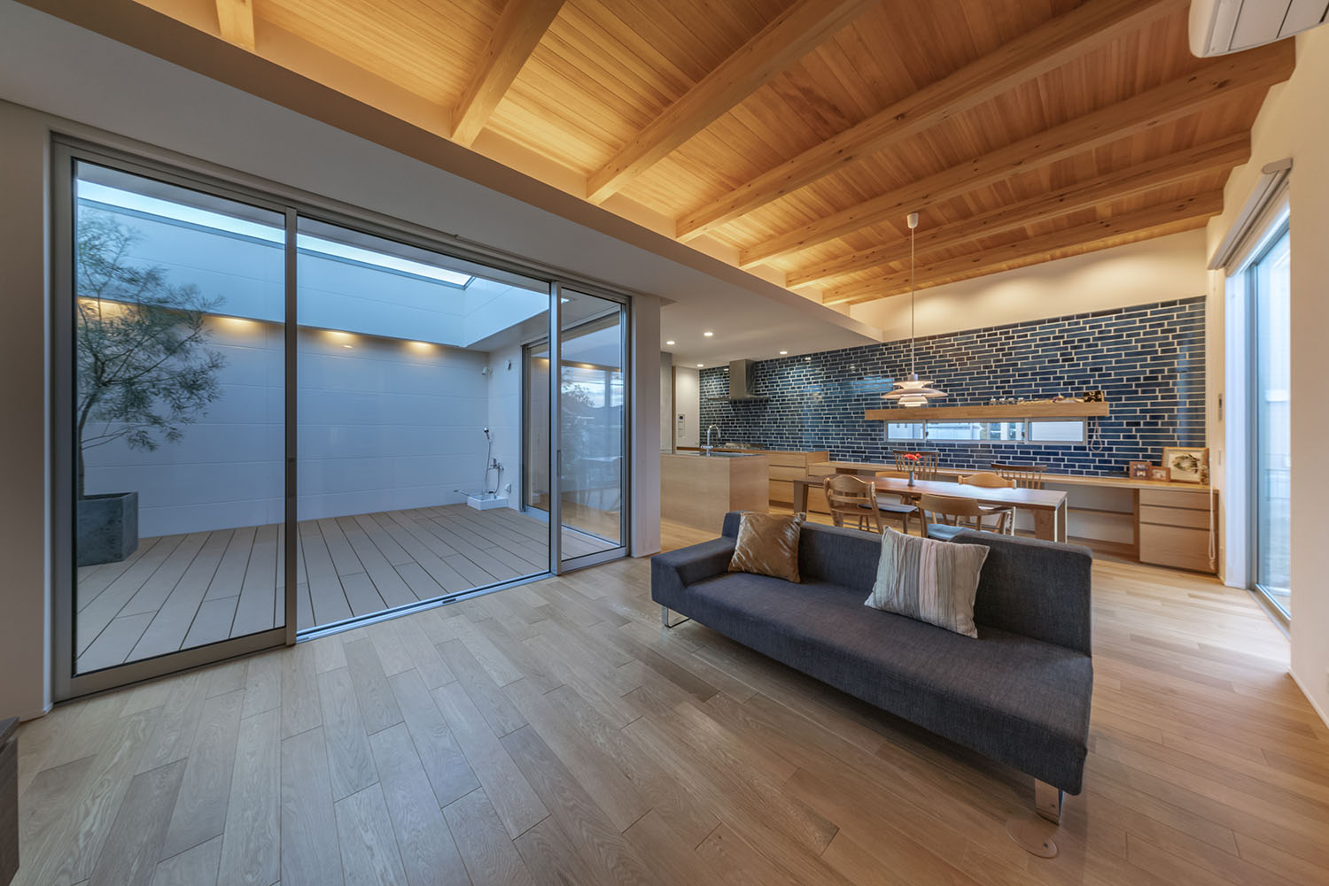 梁見せ天井に間接照明を取り付けた、中庭と繋がるLDK・デザイン住宅 注文住宅・デザイン住宅建築実例_『CASE661 環(めぐる)いえ』_LDK