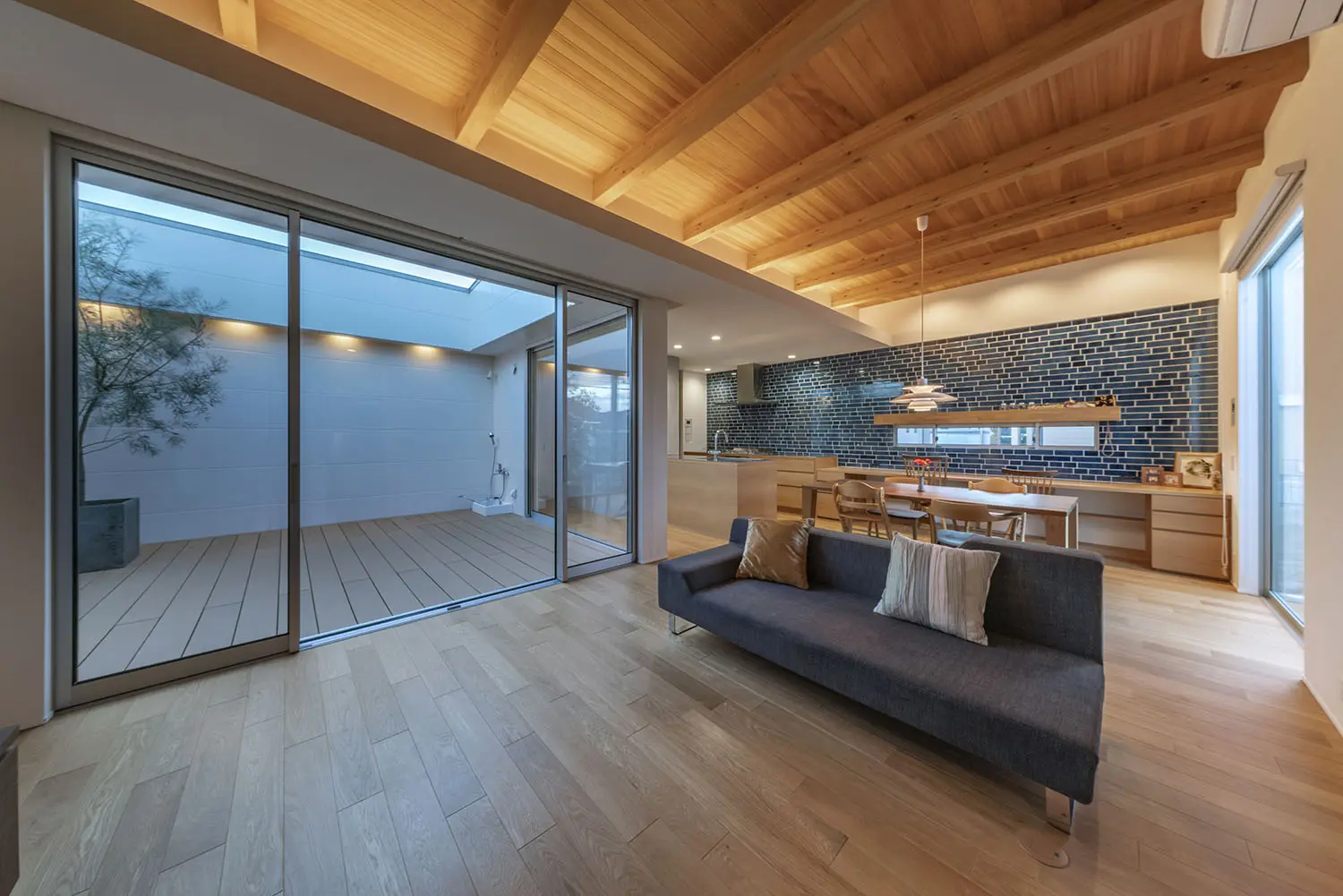 中庭のある開放的なリビング