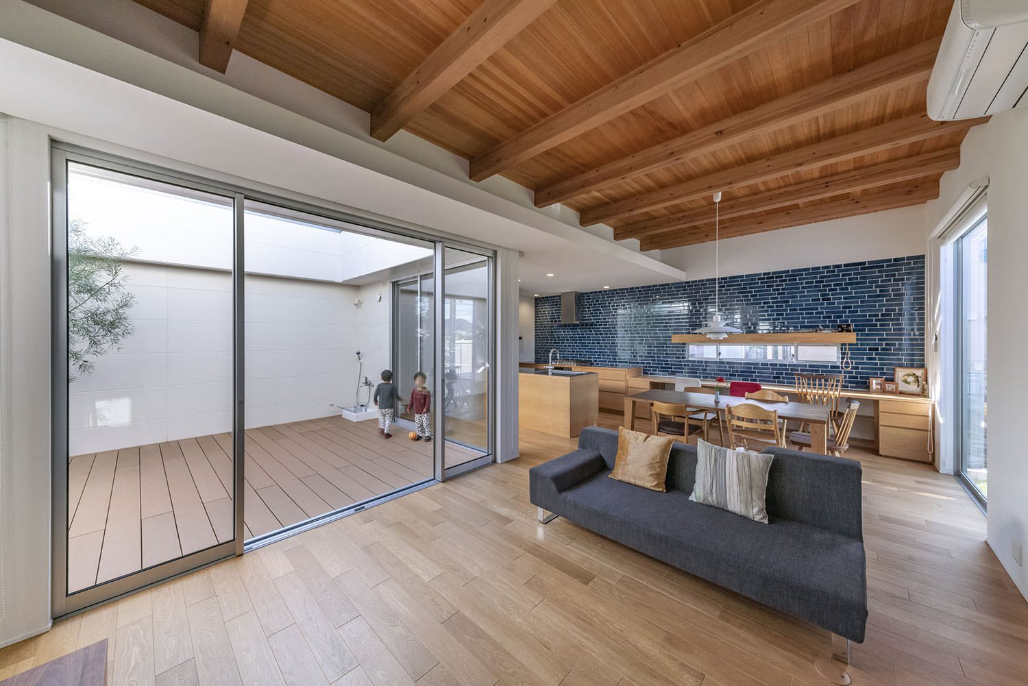 ウッドデッキの中庭とフラットに繋がる梁見せ天井のLDK・デザイン住宅 注文住宅・デザイン住宅建築実例_『CASE661 環(めぐる)いえ』_LDK