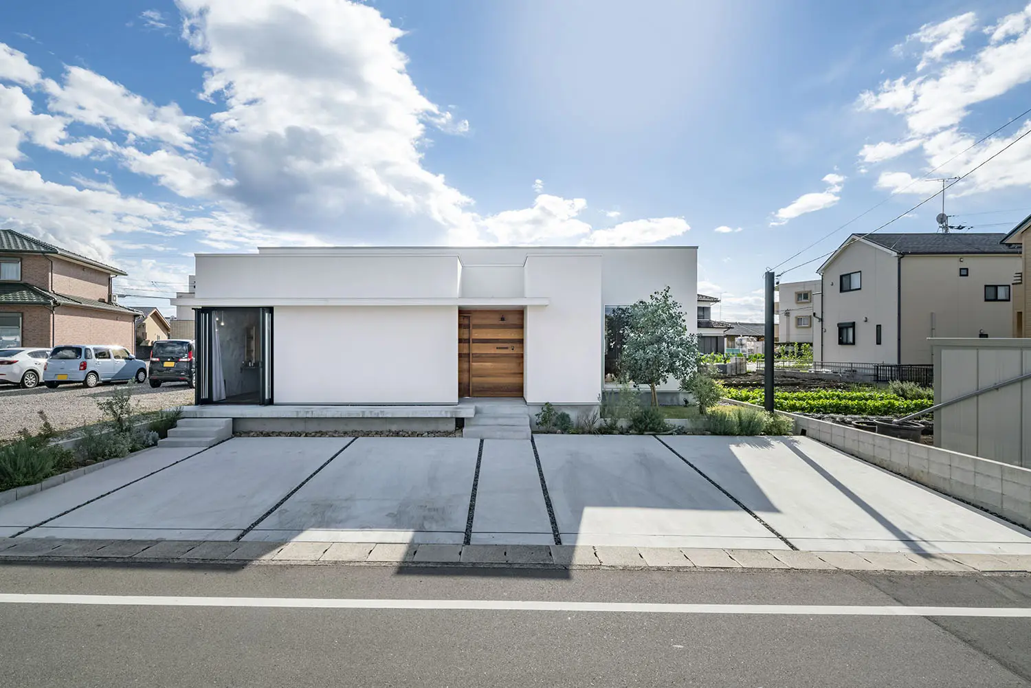 昼と夜で表情が変わる外構デザイン