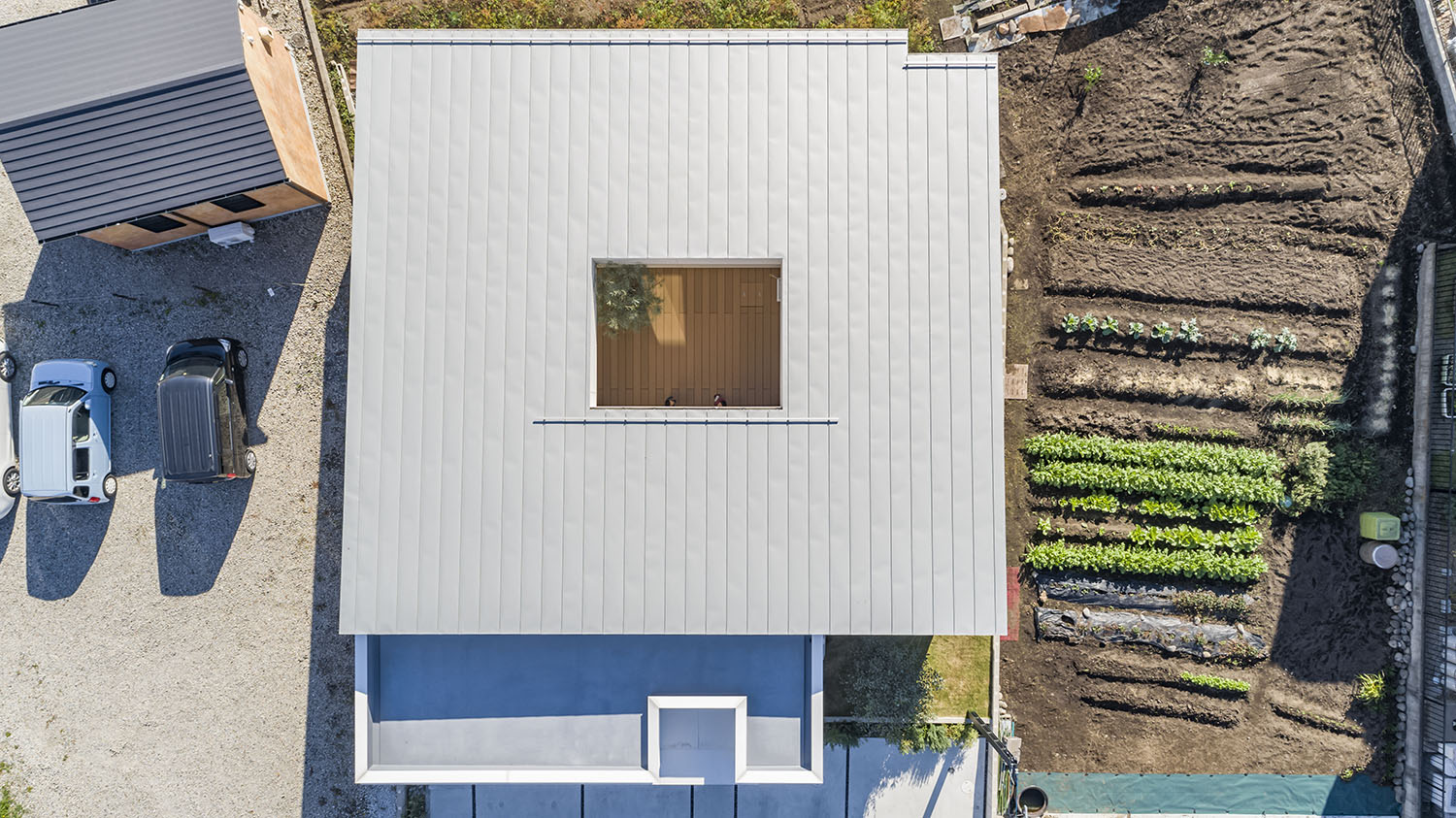 中庭がある白い外壁の住宅を上から見た様子・デザイン住宅 注文住宅・デザイン住宅建築実例_『CASE661 環(めぐる)いえ』_外観