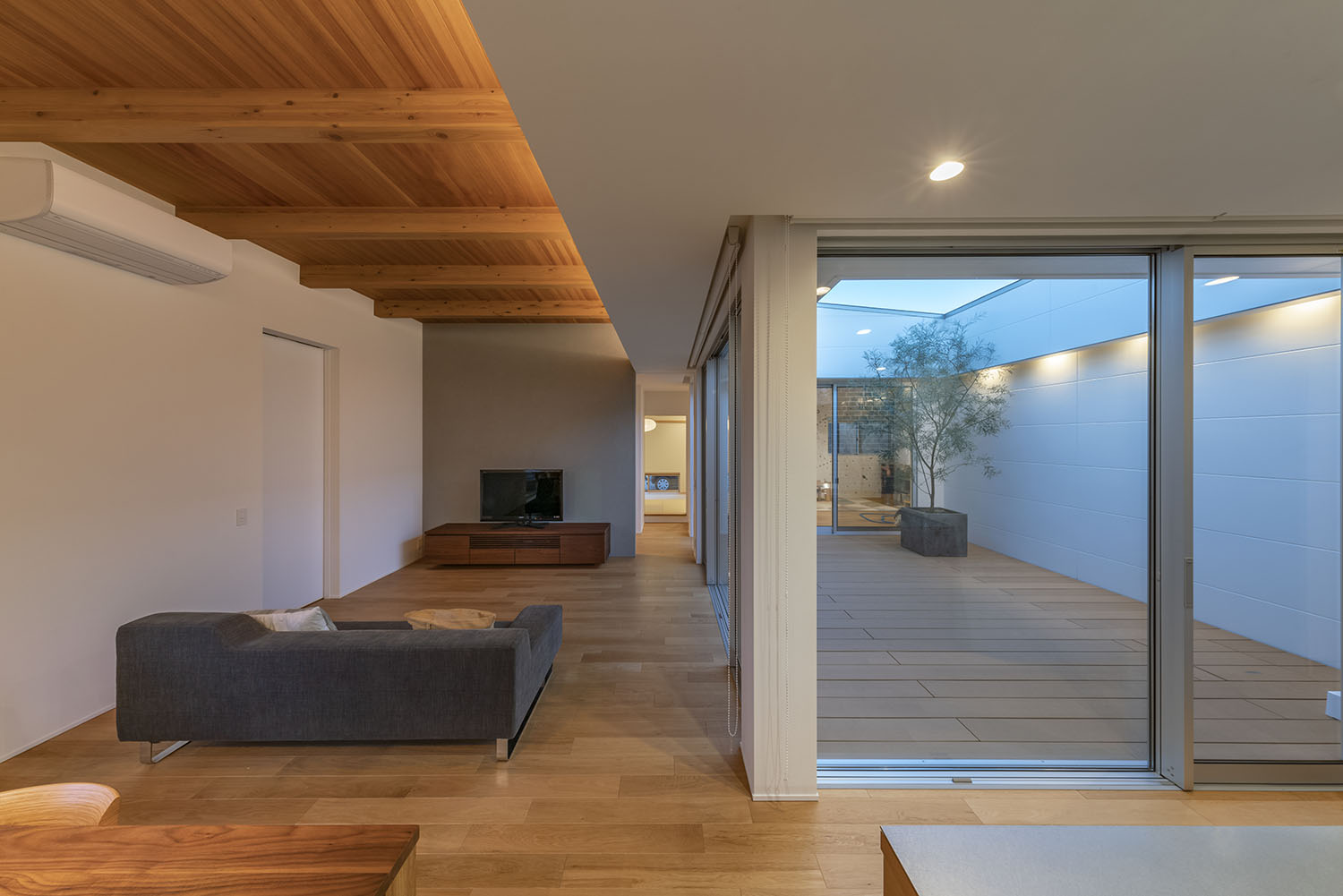 中庭を囲むように窓が設けられているLDK・デザイン住宅 注文住宅・デザイン住宅建築実例_『CASE661 環(めぐる)いえ』_LDK