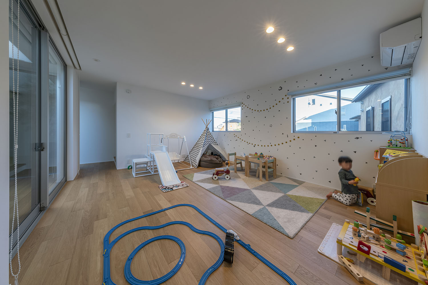 壁がシールで飾られ、おもちゃが沢山置かれた部屋・デザイン住宅 注文住宅・デザイン住宅建築実例_『CASE661 環(めぐる)いえ』_子供部屋