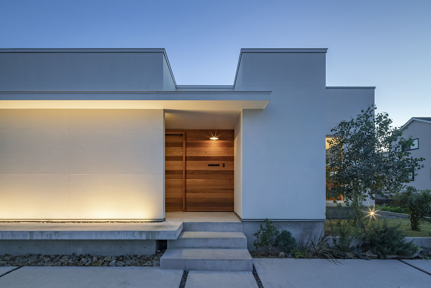 コンクリート階段のアプローチを上がった先に木目の壁がある住宅・デザイン住宅 注文住宅・デザイン住宅建築実例_『CASE661 環(めぐる)いえ』_外観