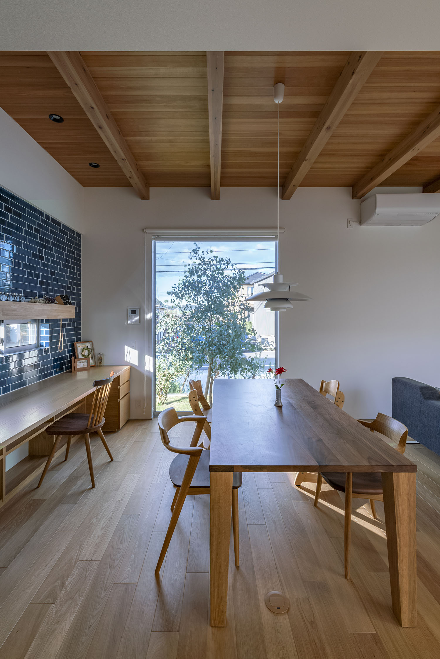 窓からシンボルツリーが見える、木のインテリアを中心としたLDK・デザイン住宅 注文住宅・デザイン住宅建築実例_『CASE661 環(めぐる)いえ』_LDK