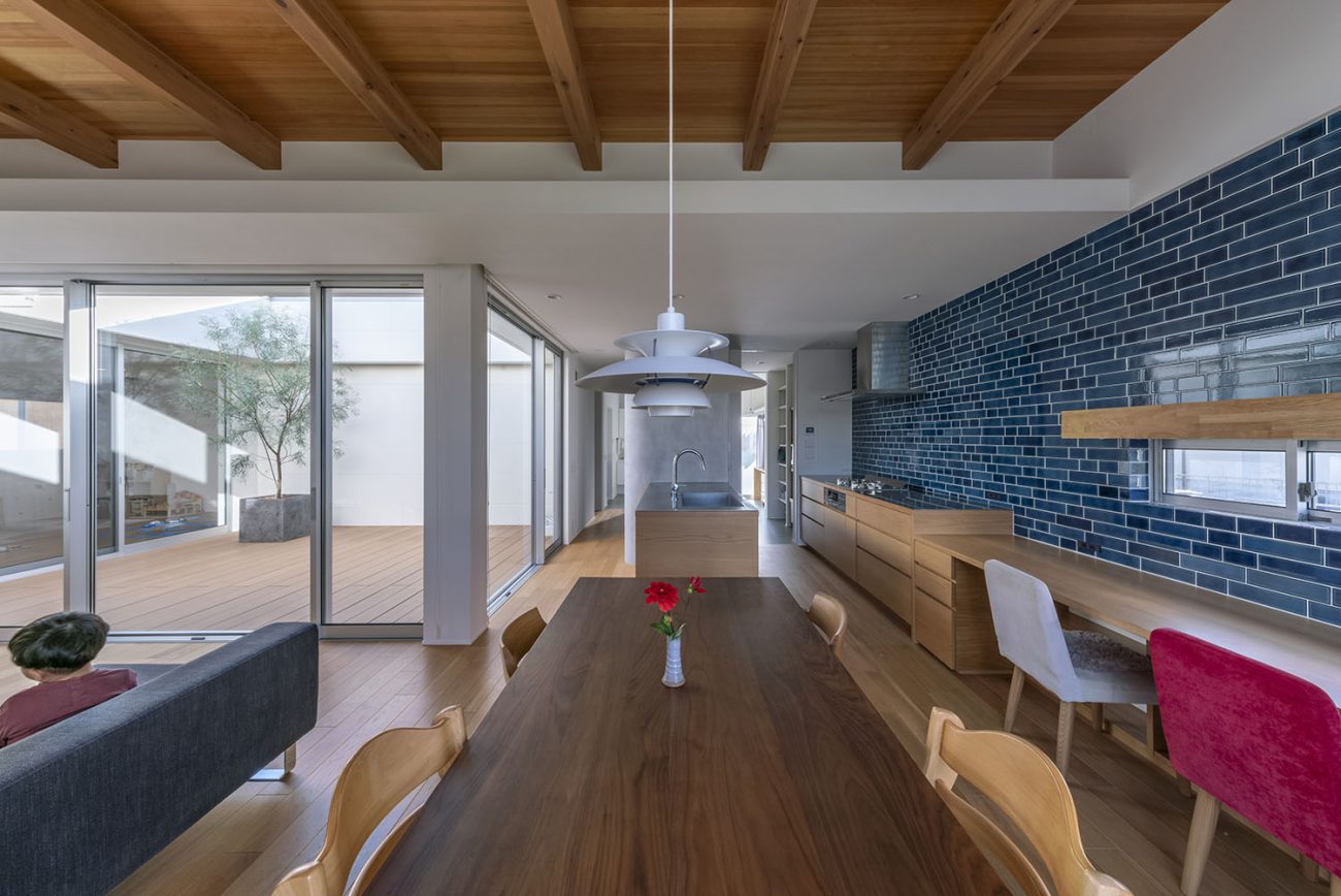 中庭から四季折々を楽しめる住まい