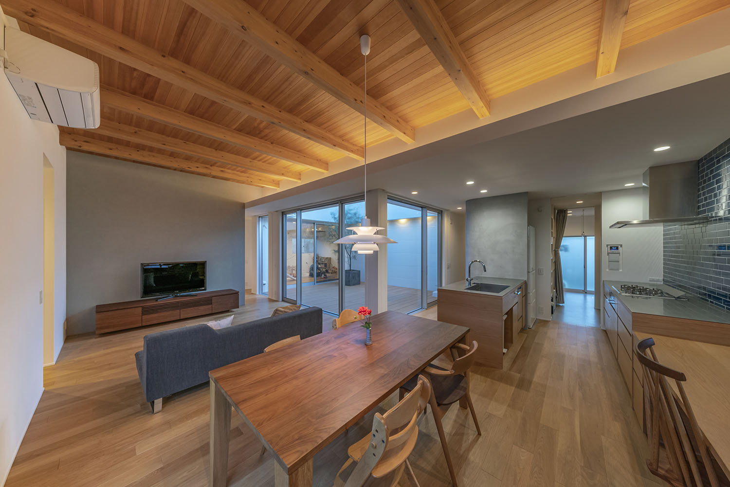 ダイニングテーブルをペンダントライトが照らす梁見せ天井のLDK・デザイン住宅 注文住宅・デザイン住宅建築実例_『CASE661 環(めぐる)いえ』_LDK