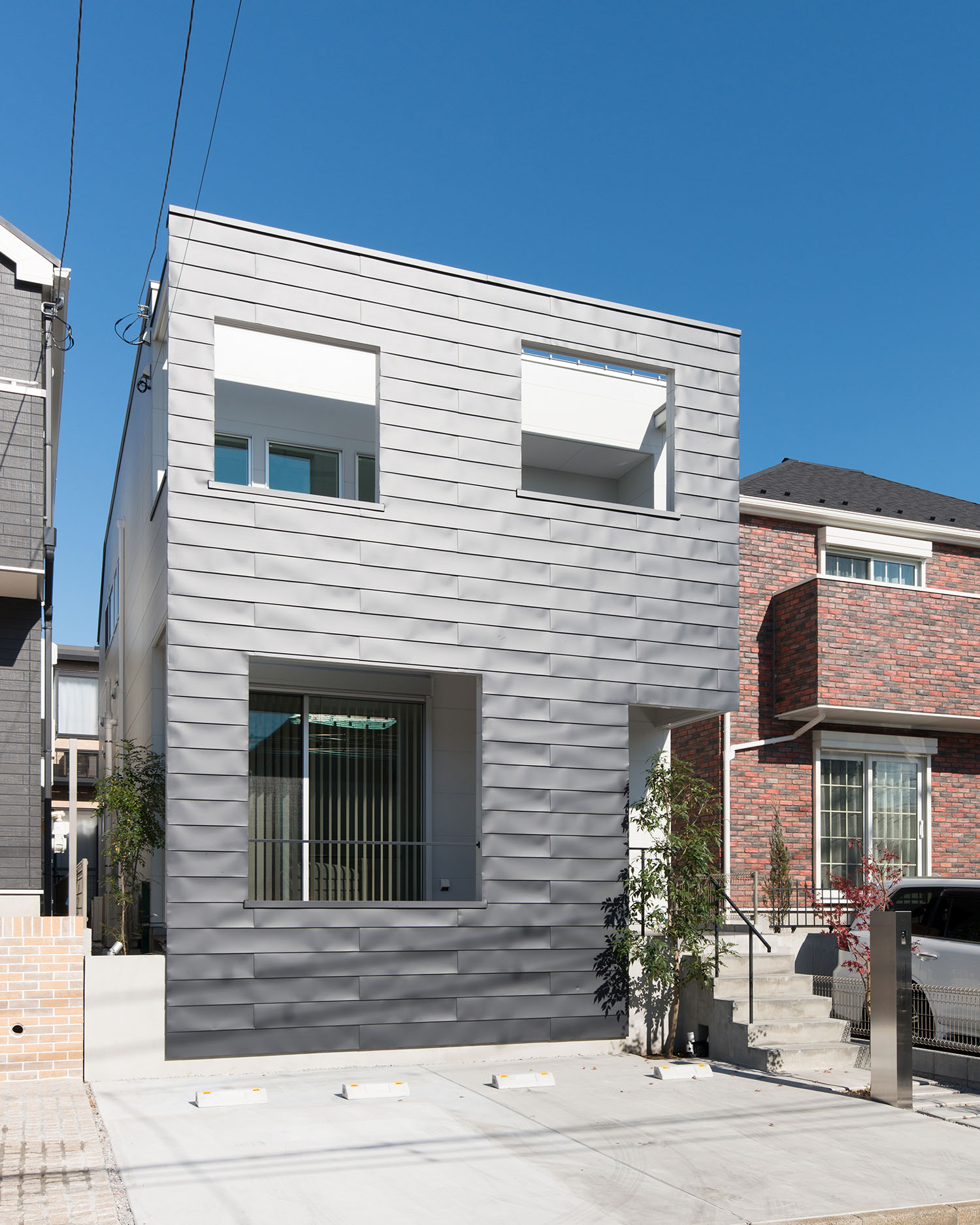 ガルバリウム鋼板の外壁でキューブ状の住宅を斜めから見た様子・デザイン住宅 注文住宅・デザイン住宅建築実例_『CASE662 まくのいえ』_外観