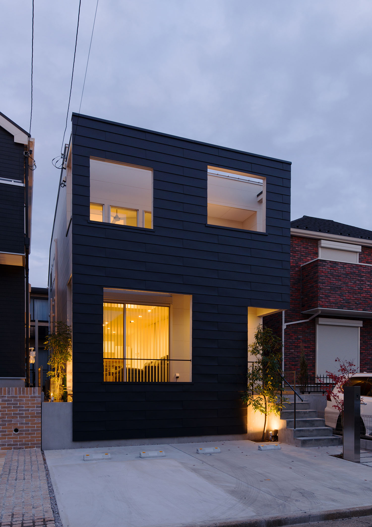 植栽がライトアップされているガルバリウム鋼板の外壁の住宅・デザイン住宅 注文住宅・デザイン住宅建築実例_『CASE662 まくのいえ』_外観