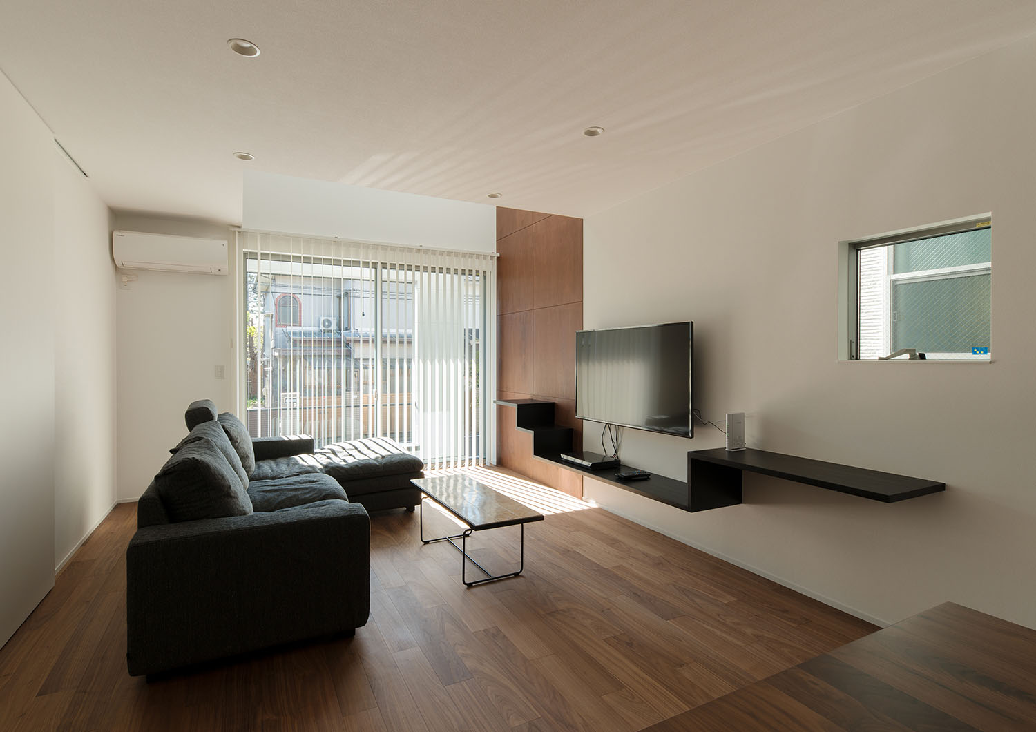 ブラインドの付いた大きな窓から光が入るフローリングのLDK・デザイン住宅 注文住宅・デザイン住宅建築実例_『CASE662 まくのいえ』_LDK