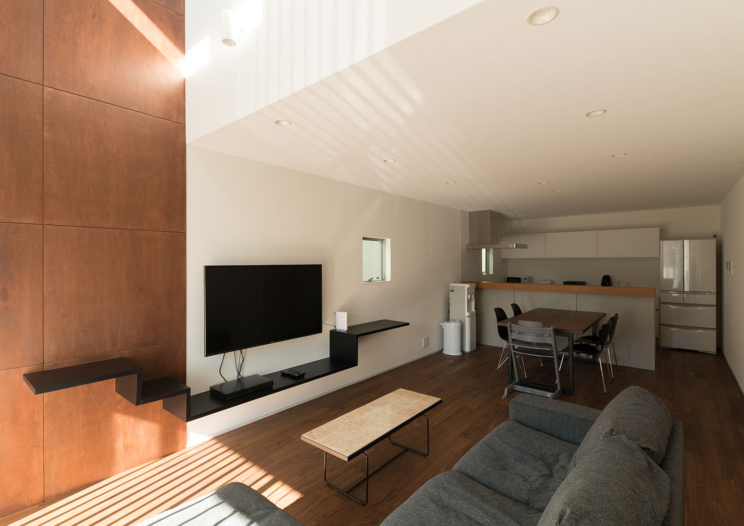 L字ソファーや壁付けテレビが取り付けられたフローリングのLDK・デザイン住宅 注文住宅・デザイン住宅建築実例_『CASE662 まくのいえ』_LDK