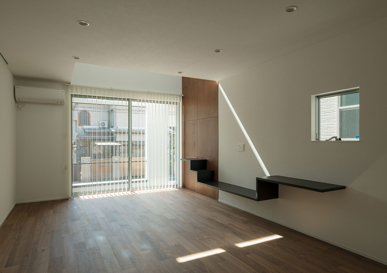 ブラインドが取り付けられた窓のあるフローリングのLDK・デザイン住宅 注文住宅・デザイン住宅建築実例_『CASE662 まくのいえ』_LDK