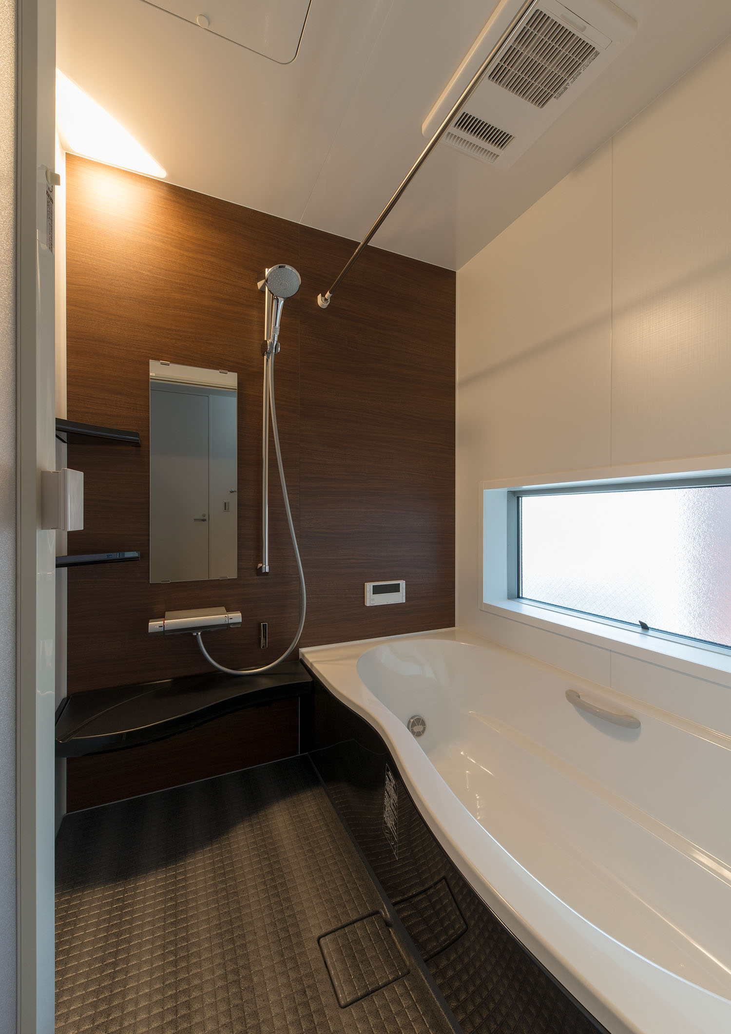 木目調の壁を設けたスリット窓のある浴室・デザイン住宅 注文住宅・デザイン住宅建築実例_『CASE662 まくのいえ』_浴室・洗面所