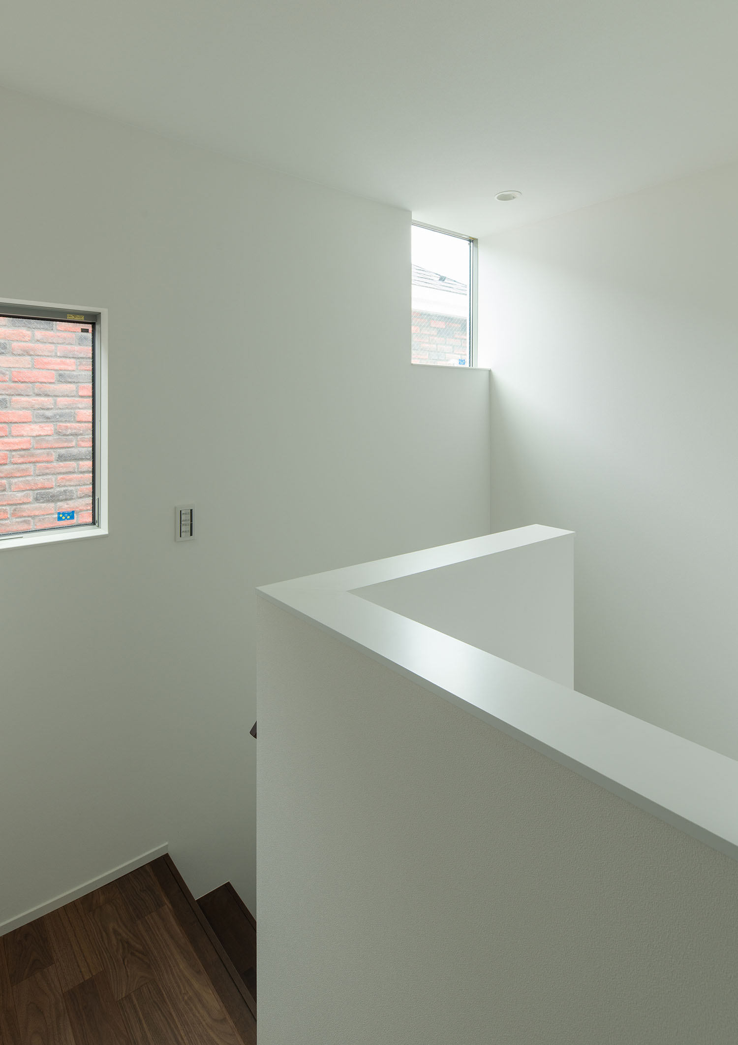 天井近くに窓が設けられた白い壁に囲まれた階段・デザイン住宅 注文住宅・デザイン住宅建築実例_『CASE662 まくのいえ』_階段