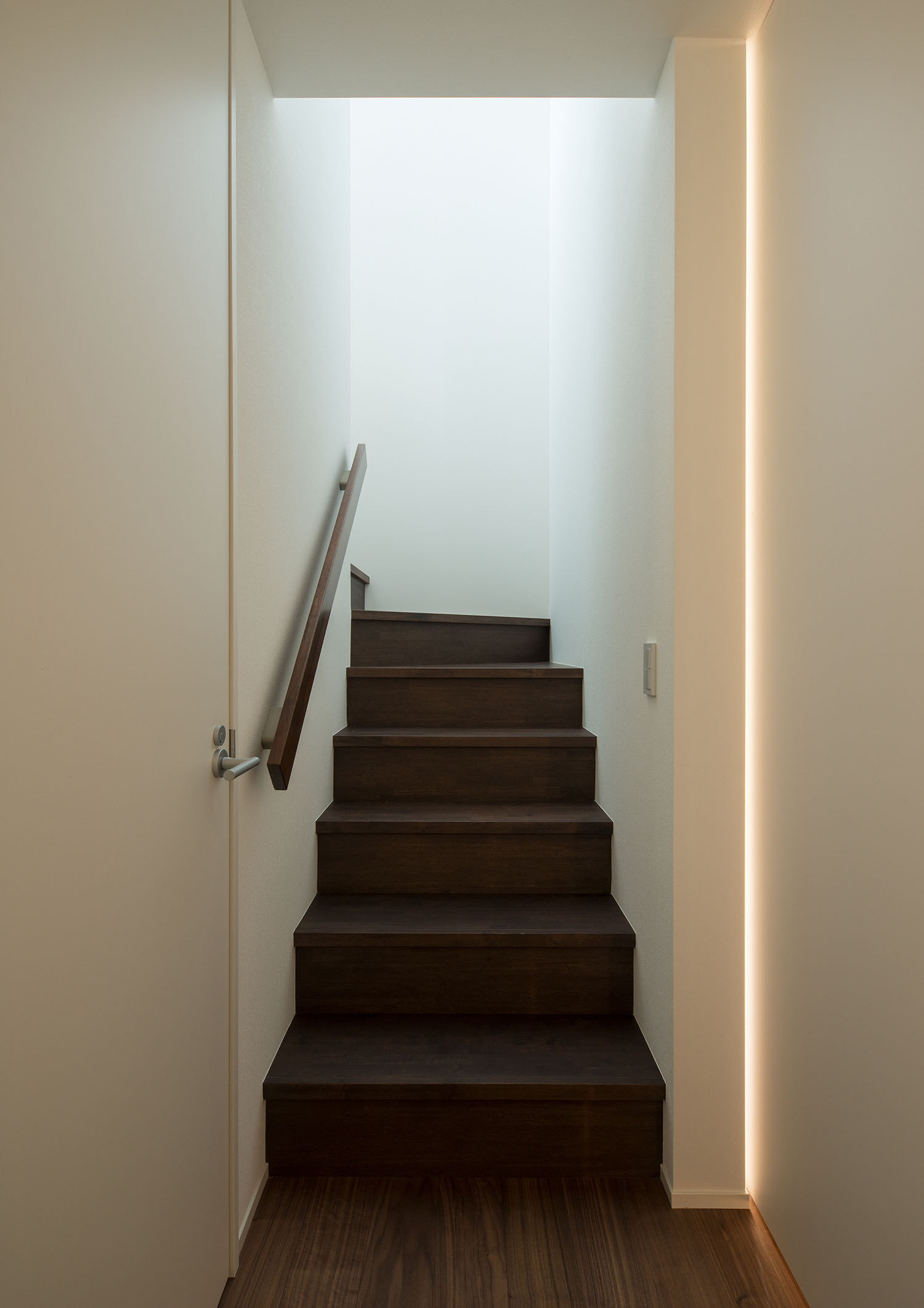 白い壁に囲まれたダークブラウンの箱型階段・デザイン住宅 注文住宅・デザイン住宅建築実例_『CASE662 まくのいえ』_階段
