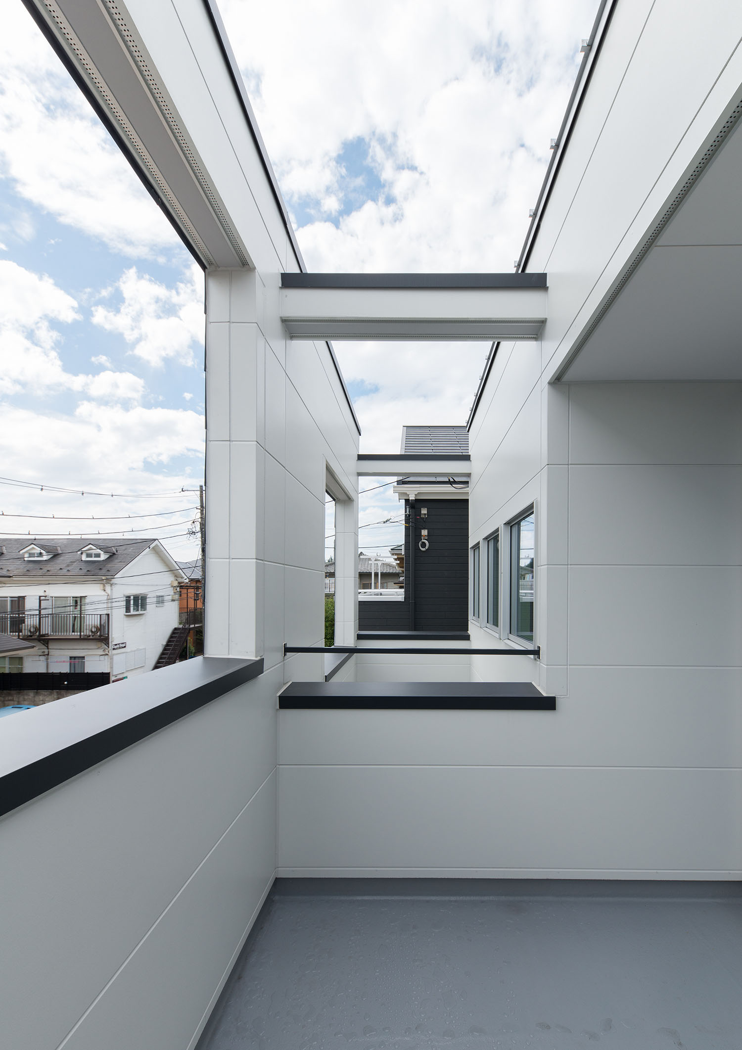 白い壁に囲まれたグレーの床のバルコニー・デザイン住宅 注文住宅・デザイン住宅建築実例_『CASE662 まくのいえ』_テラス・バルコニー