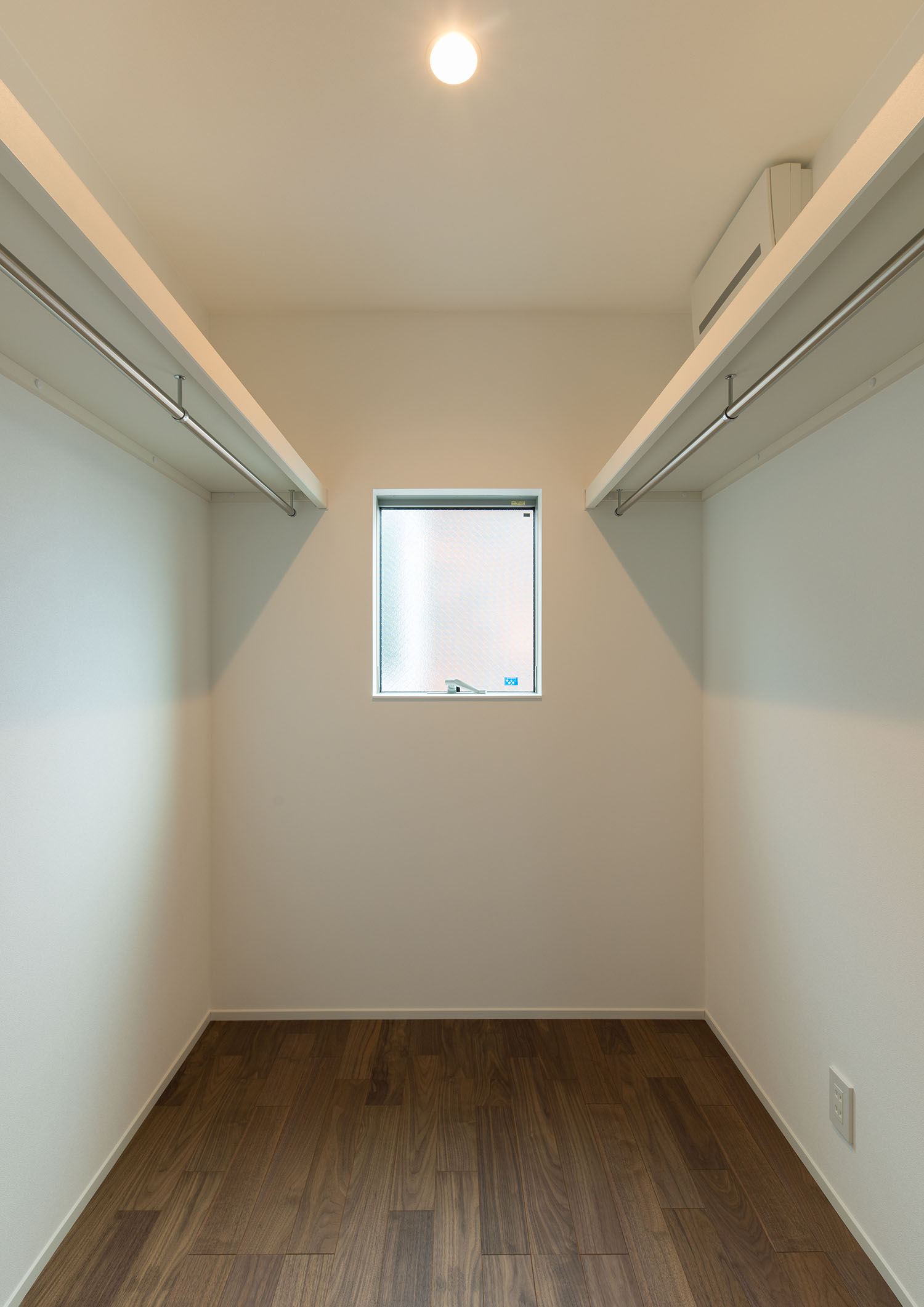 小さな窓が設けられたフローリングのウォークインクローゼット・デザイン住宅 注文住宅・デザイン住宅建築実例_『CASE662 まくのいえ』_寝室