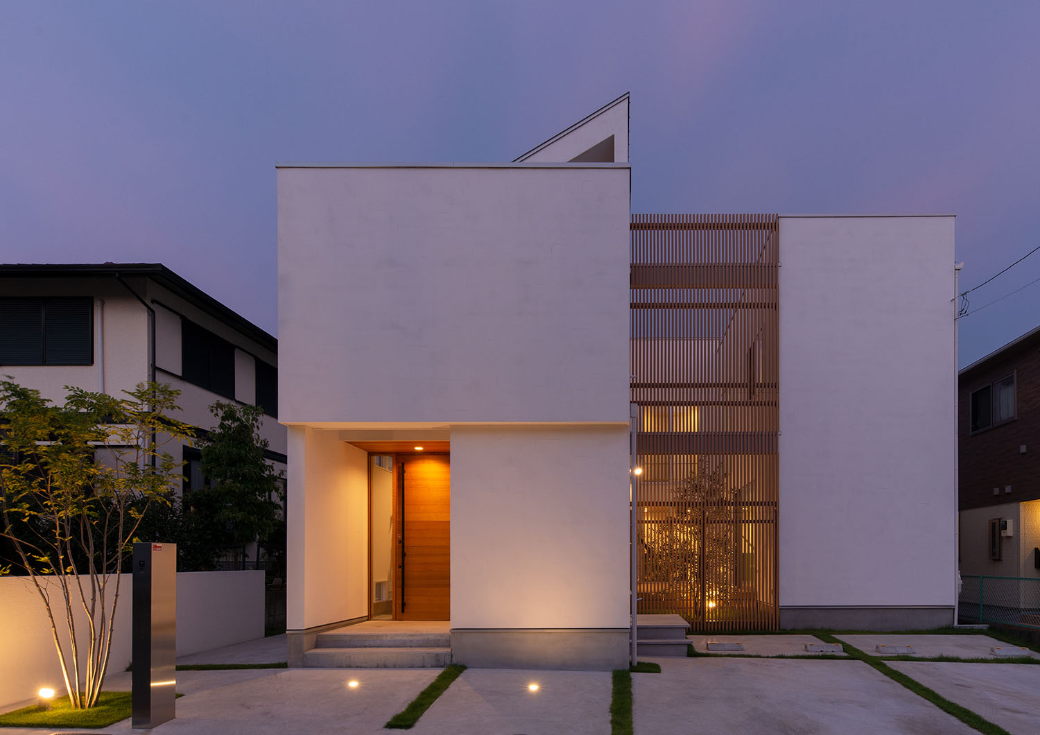 屋外照明によって照らされる白いキューブ状の外観の住宅・デザイン住宅 注文住宅・デザイン住宅建築実例_『CASE663 シークエンス』_外観