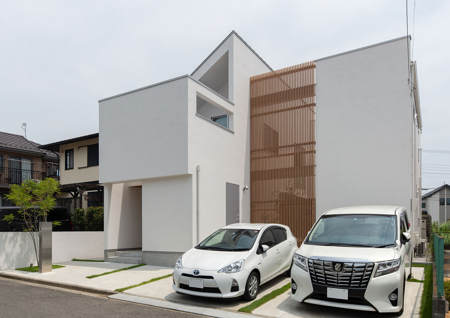 車が二台止まった白い外壁の住宅・デザイン住宅 注文住宅・デザイン住宅建築実例_『CASE663 シークエンス』_外観